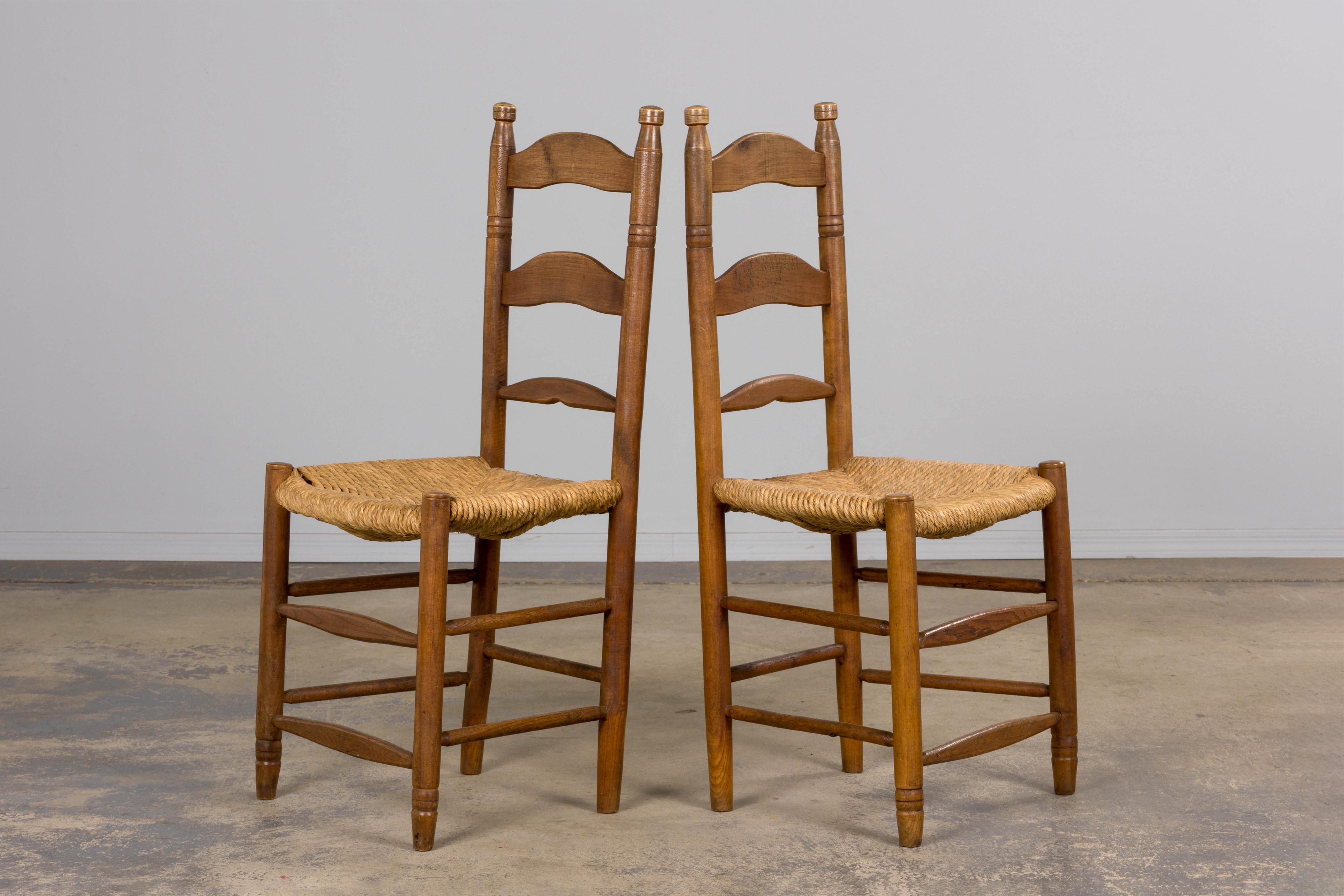 Ocho Antiguas Sillas de Comedor de Granja con Respaldo de Escalera de Arce Francesas con Asientos de Rush en venta 7