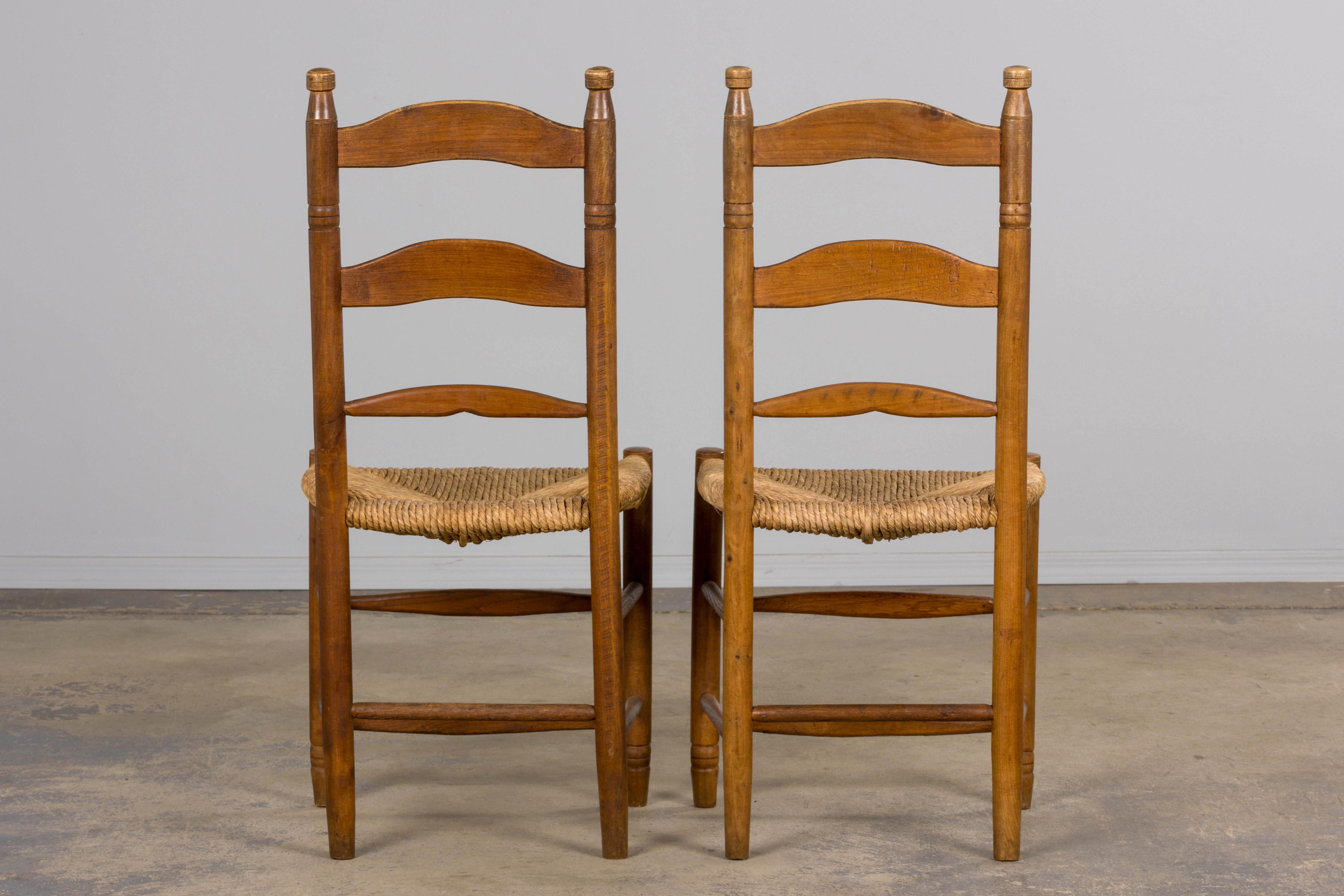 Ocho Antiguas Sillas de Comedor de Granja con Respaldo de Escalera de Arce Francesas con Asientos de Rush en venta 9