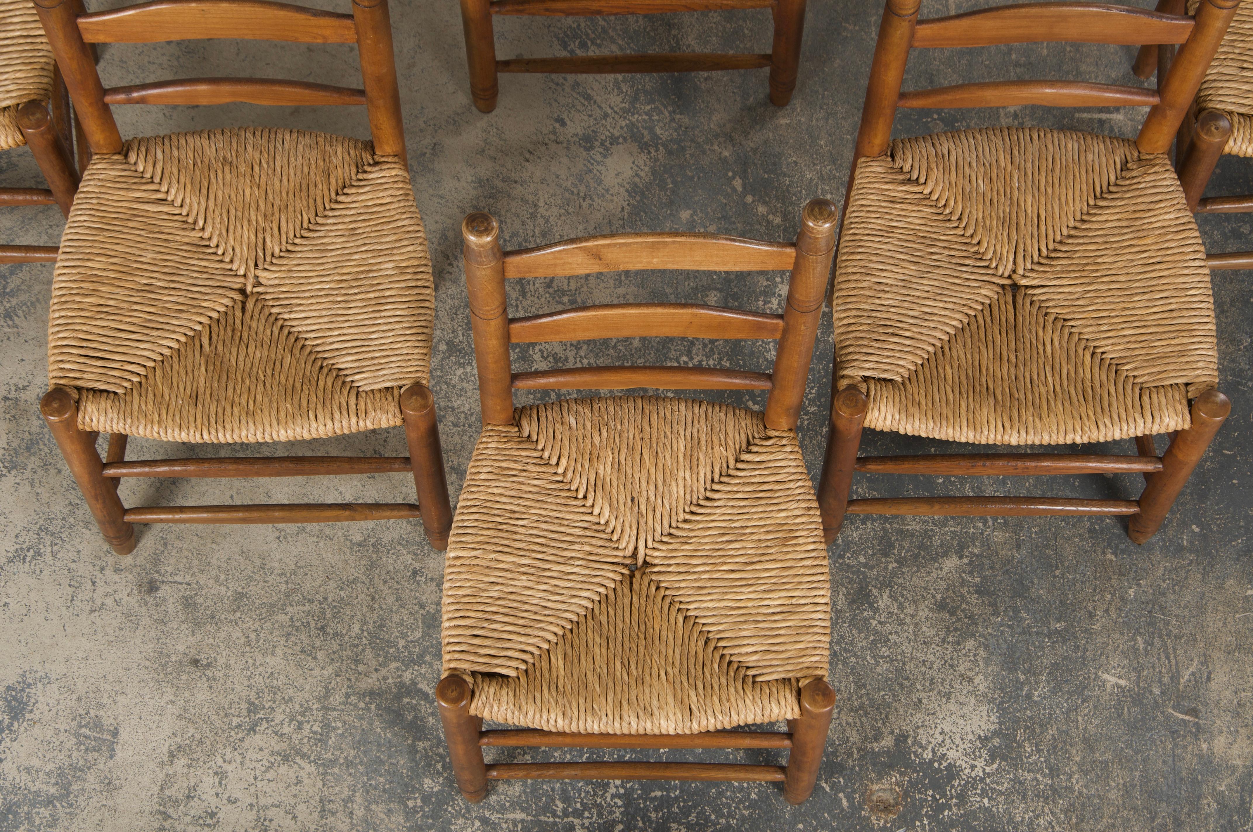 Ocho Antiguas Sillas de Comedor de Granja con Respaldo de Escalera de Arce Francesas con Asientos de Rush Francés en venta