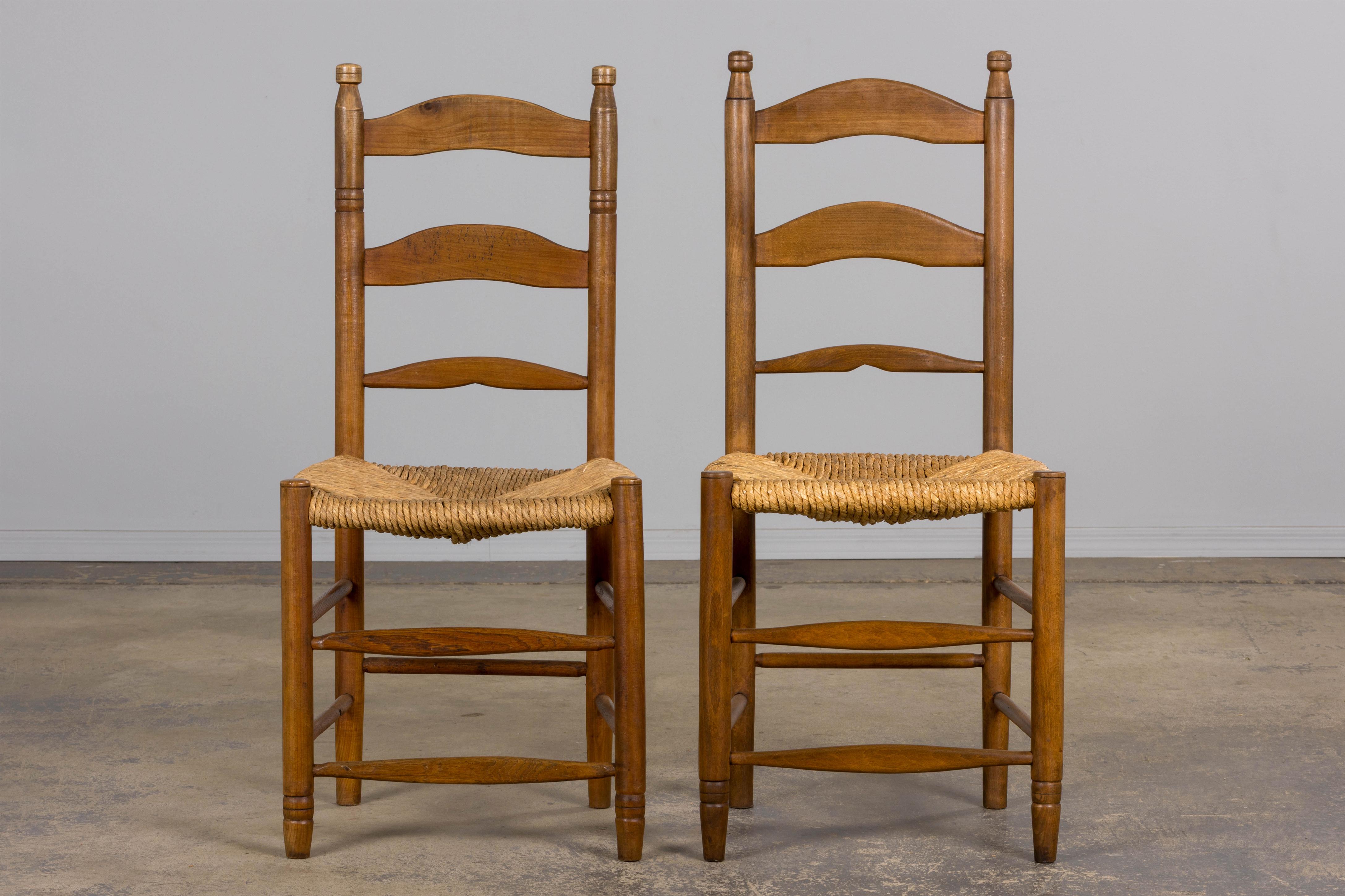 Ocho Antiguas Sillas de Comedor de Granja con Respaldo de Escalera de Arce Francesas con Asientos de Rush en Bueno estado para la venta en Astoria, NY