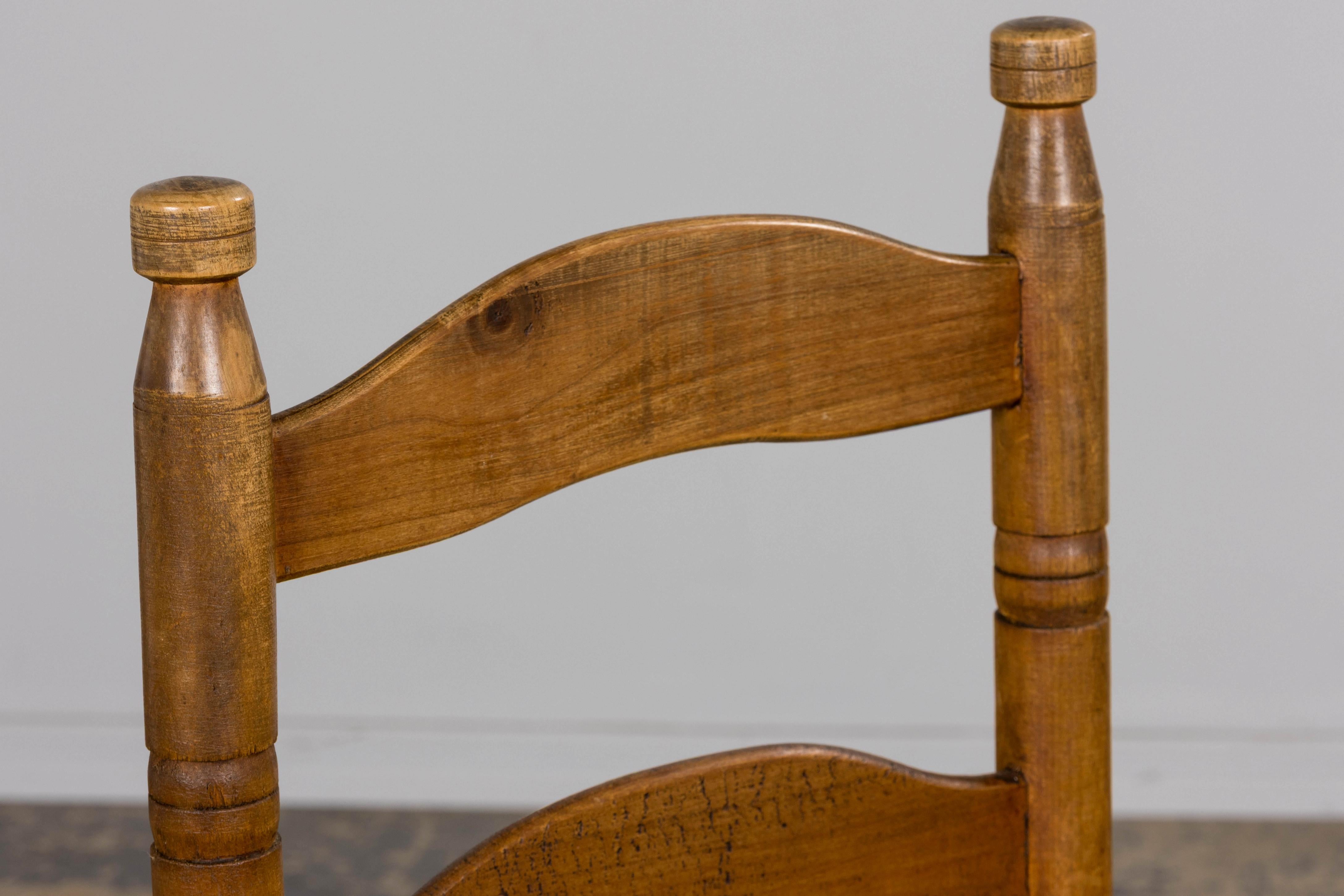 Ocho Antiguas Sillas de Comedor de Granja con Respaldo de Escalera de Arce Francesas con Asientos de Rush en venta 1