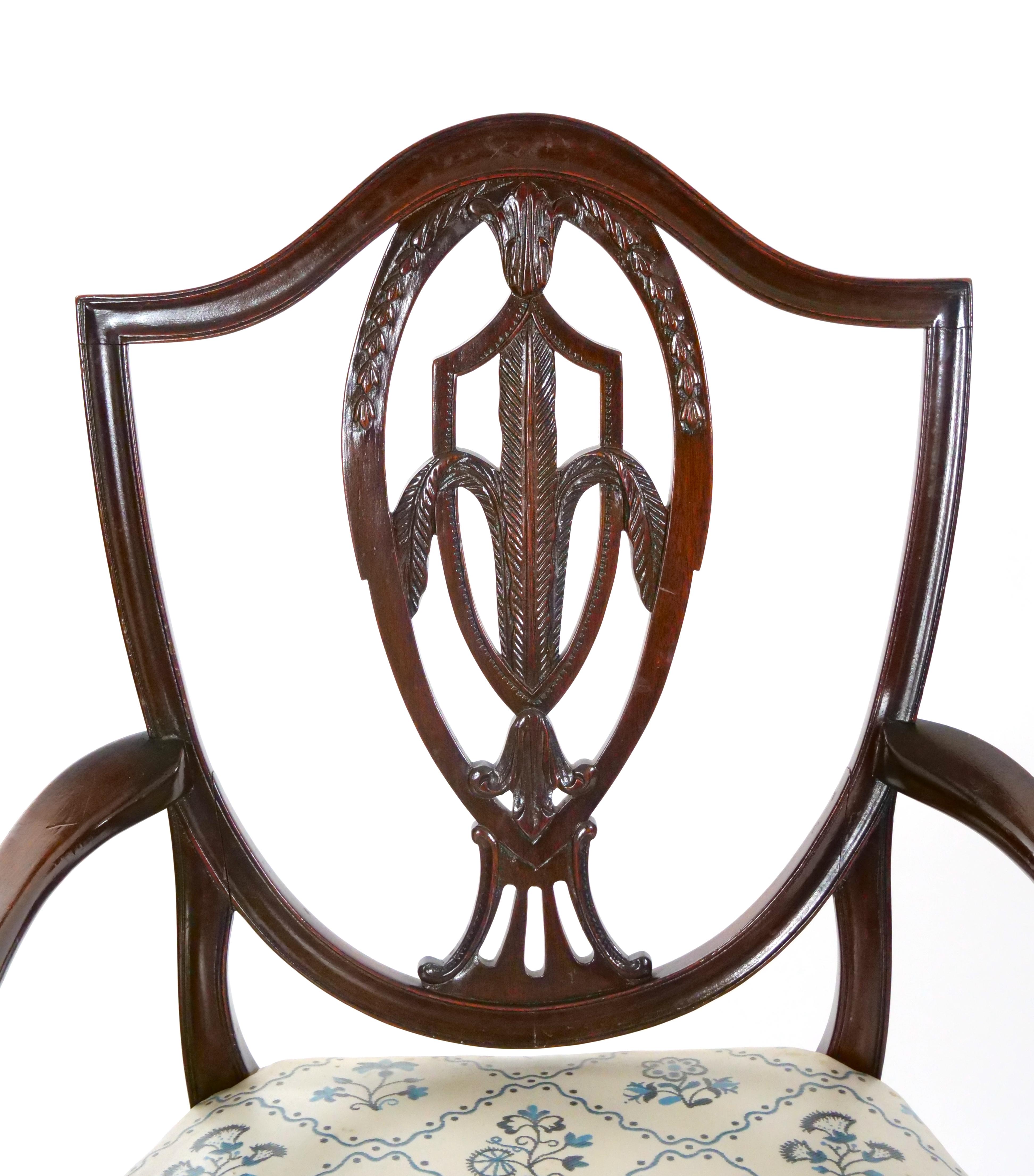 Huit chaises de salle à manger anciennes Hepplewhite en acajou sculpté Prince de Galles  en vente 4
