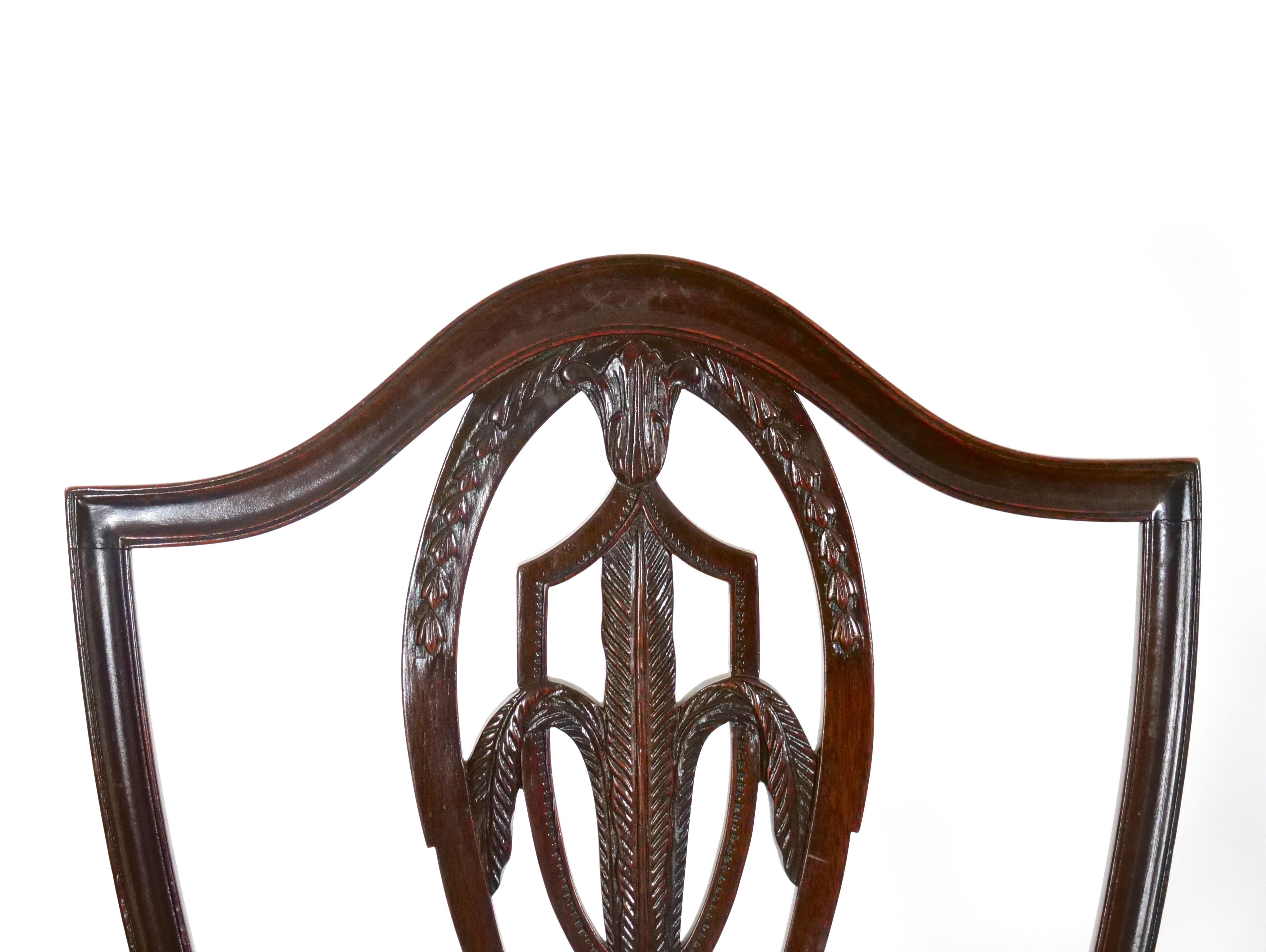 Huit chaises de salle à manger anciennes Hepplewhite en acajou sculpté Prince de Galles  en vente 5