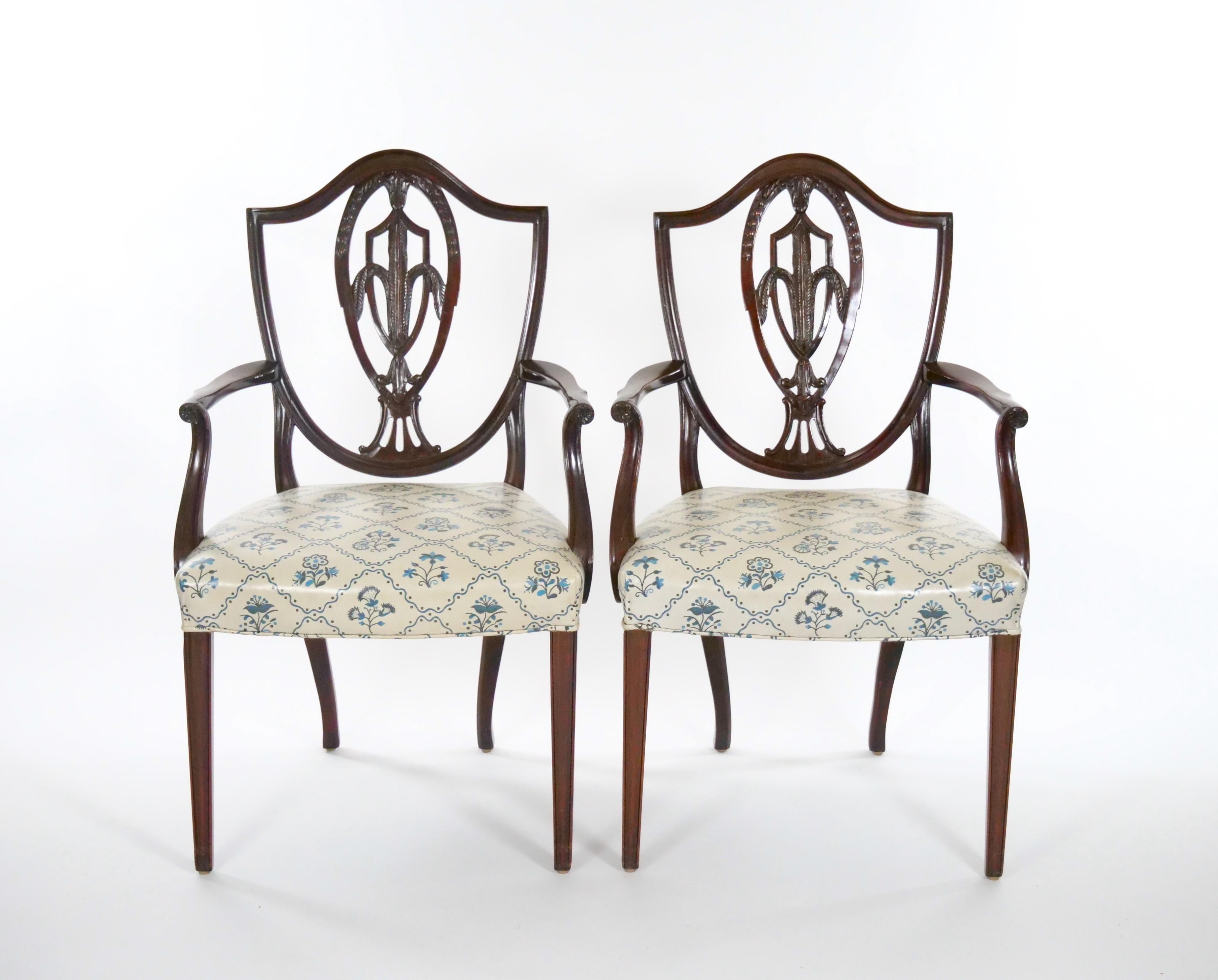 Acht antike Hepplewhite geschnitzte Mahagoni Prince of Wales Dining Side Chair  (Handgeschnitzt) im Angebot