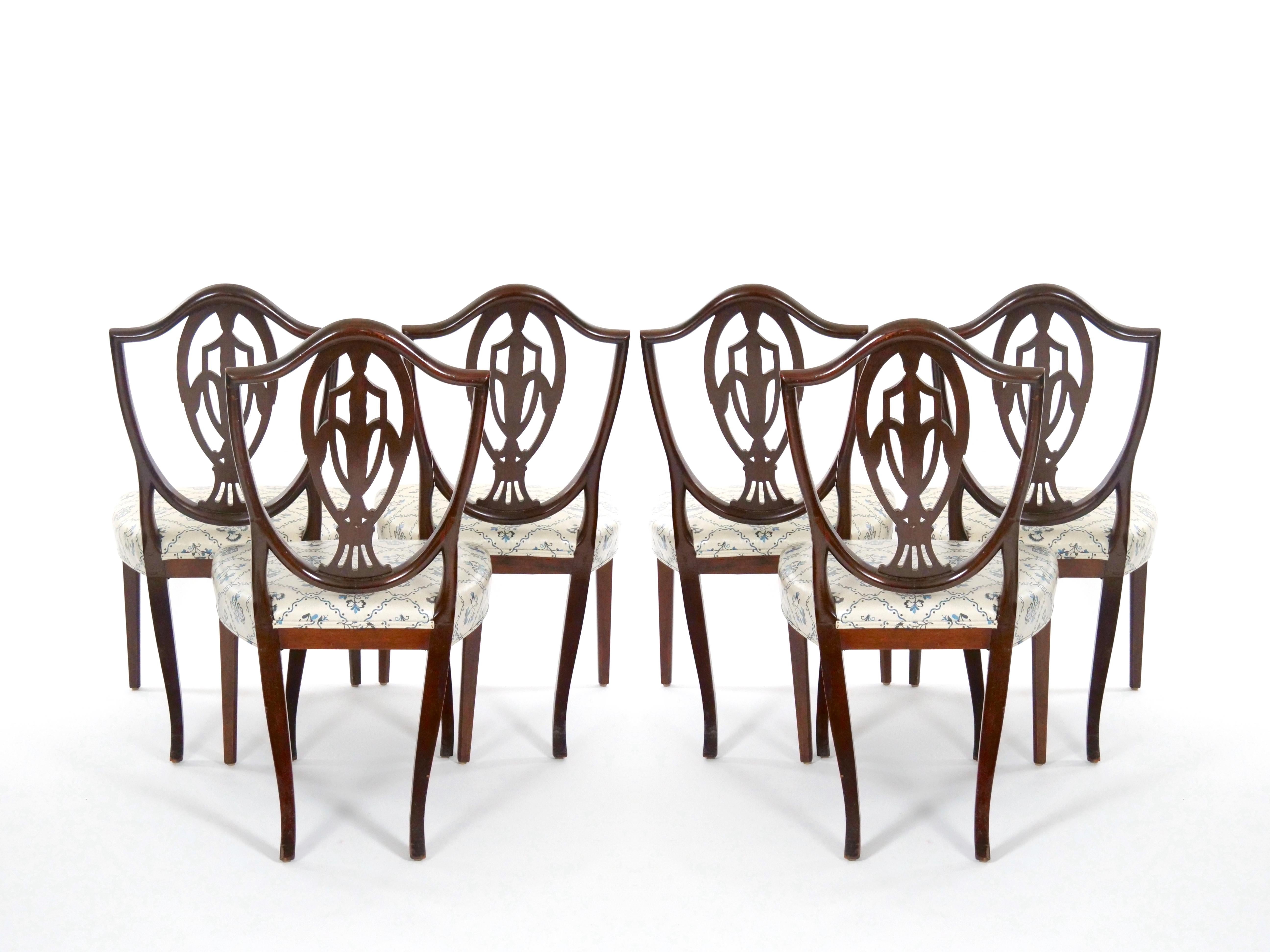 Acht antike Hepplewhite geschnitzte Mahagoni Prince of Wales Dining Side Chair  (Frühes 20. Jahrhundert) im Angebot