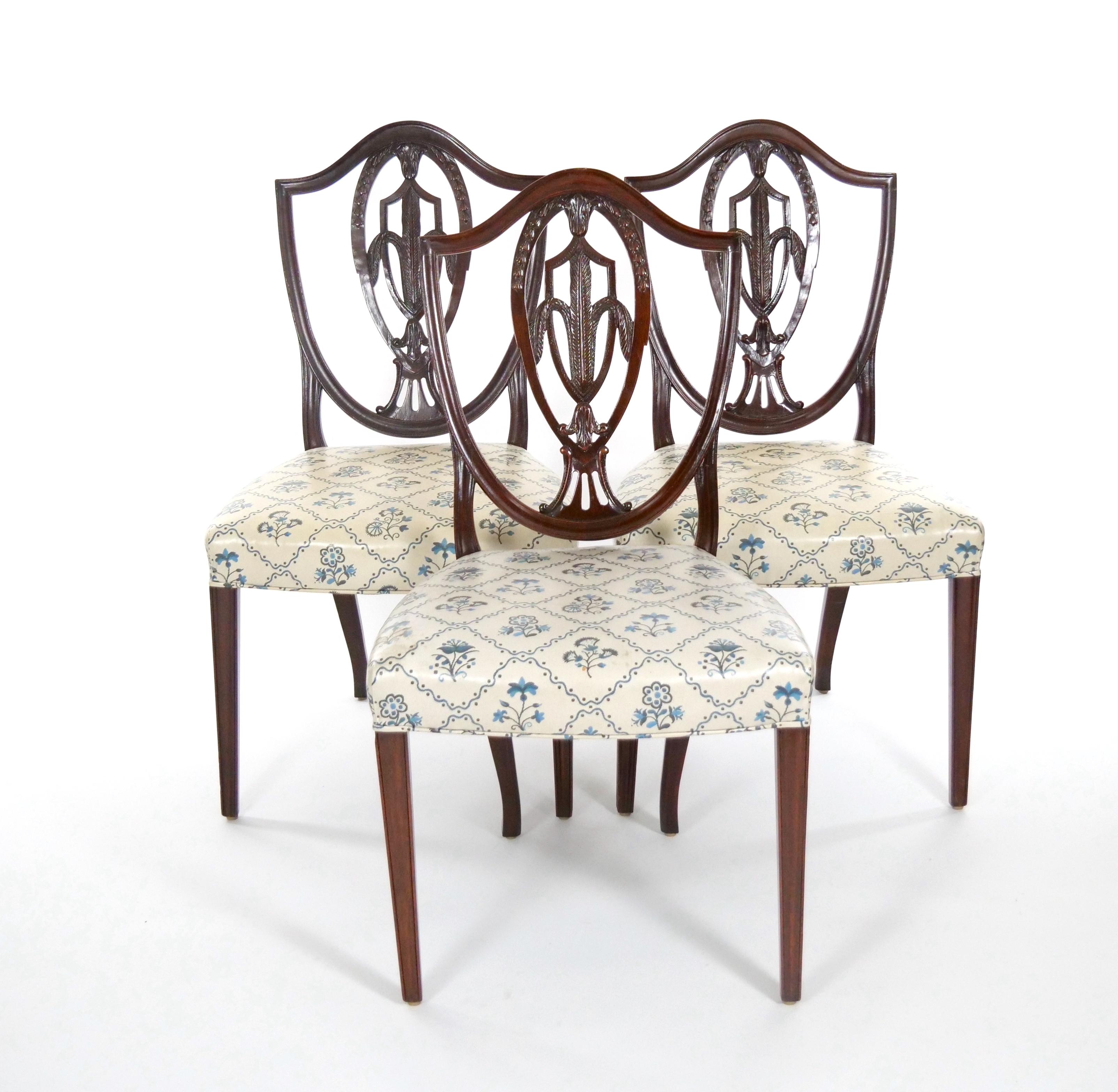Tissu d'ameublement Huit chaises de salle à manger anciennes Hepplewhite en acajou sculpté Prince de Galles  en vente