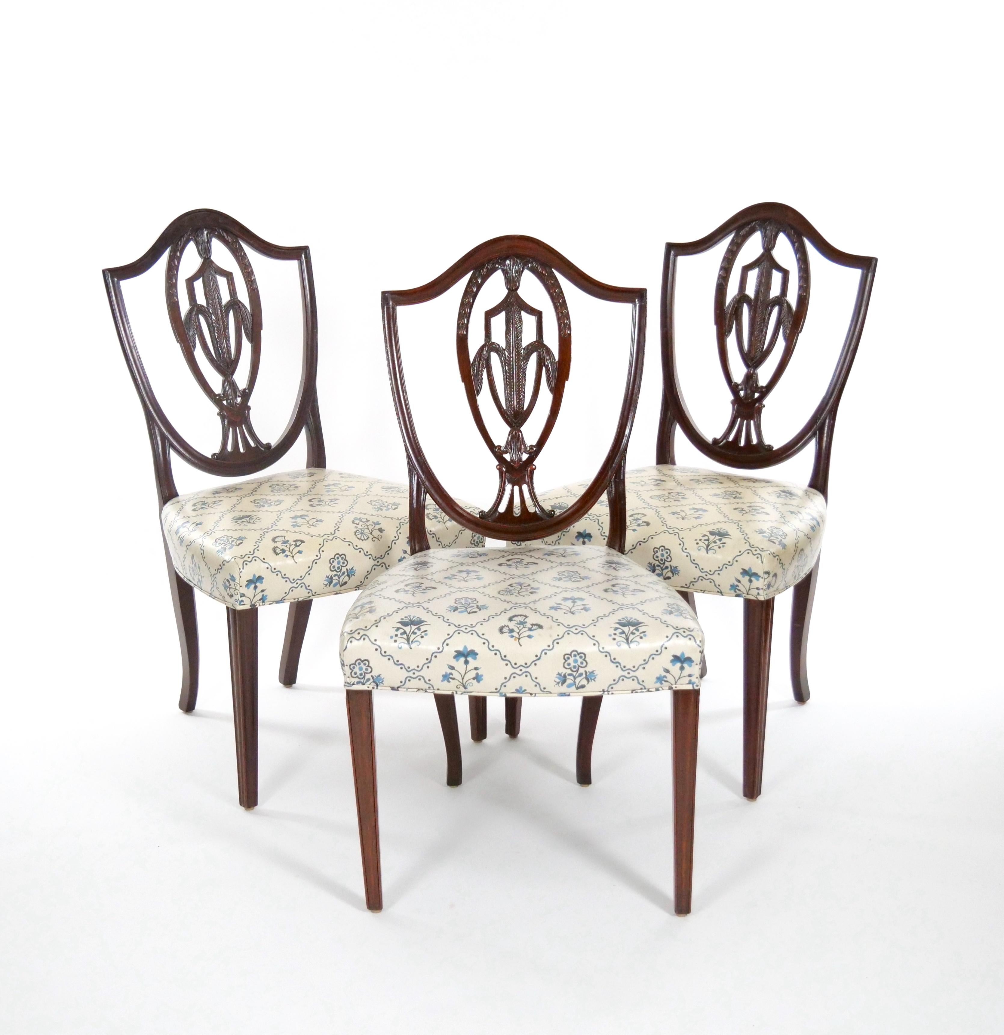 Eight Antique Hepplewhite Carved Mahogany Prince of Wales Dining Side Chair  For Sale 2