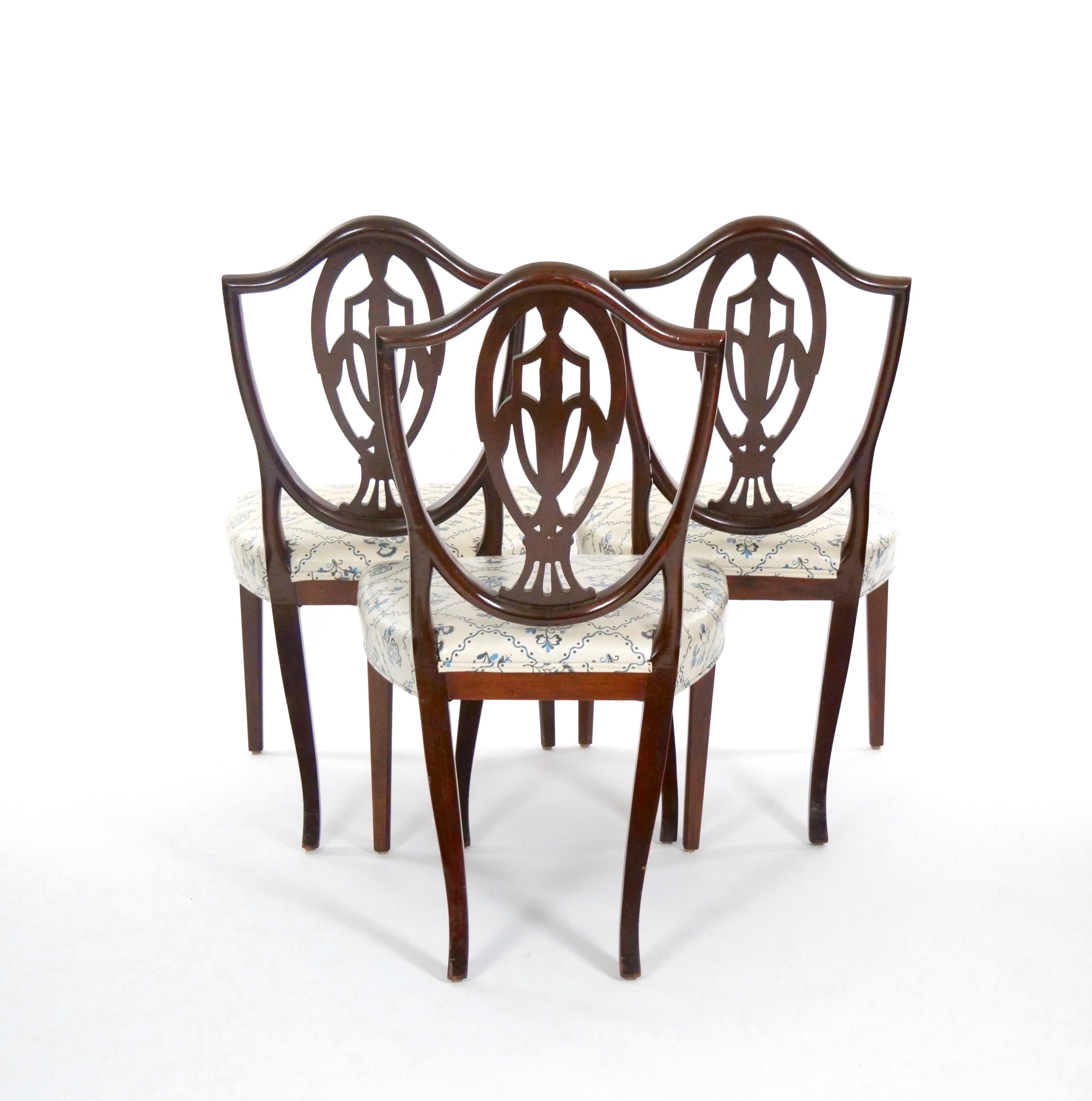 Eight Antique Hepplewhite Carved Mahogany Prince of Wales Dining Side Chair  For Sale 3