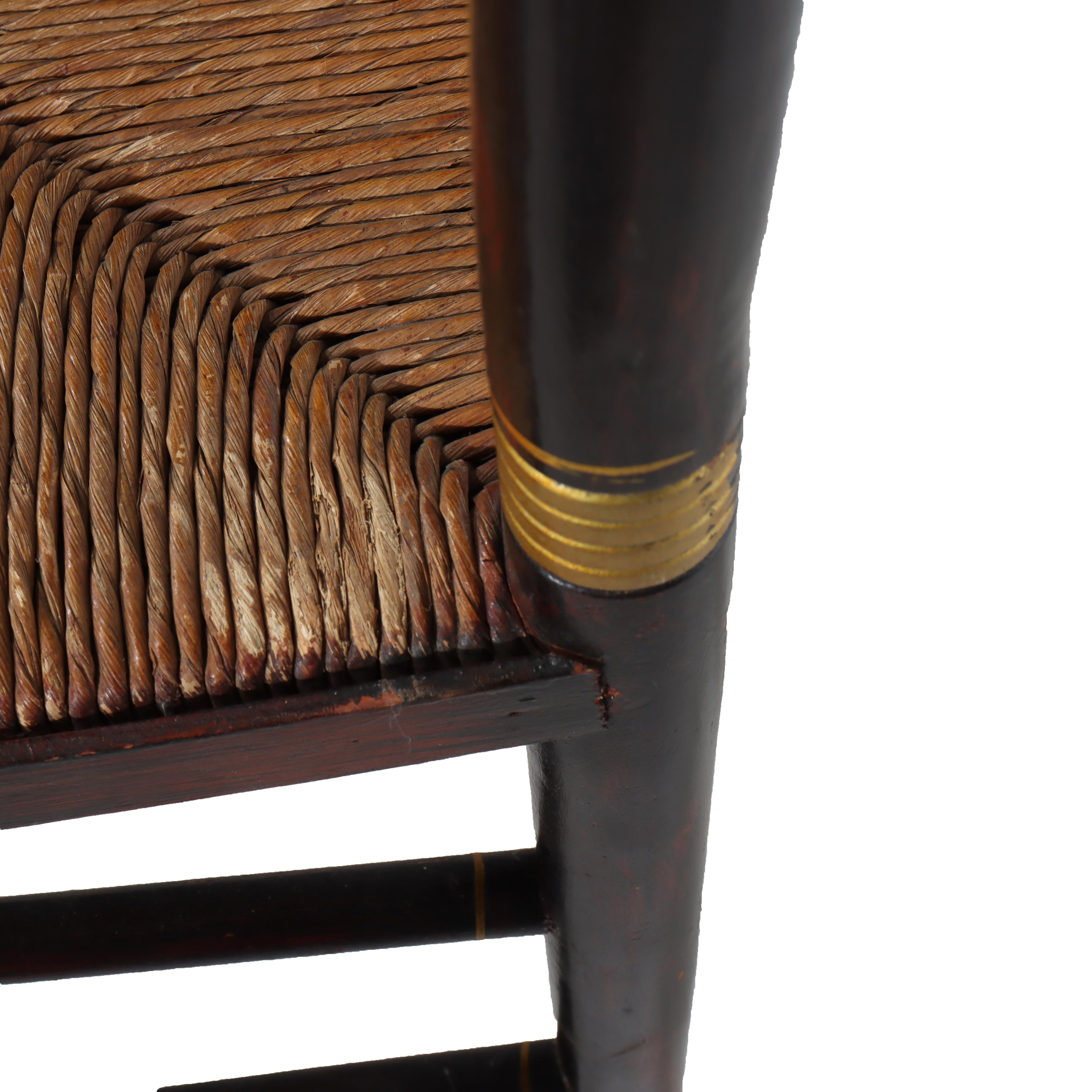 Huit chaises de salle à manger anciennes à dossier arqué, ébonisées, dorées et décorées au pochoir Hitchcock 19e siècle en vente 5