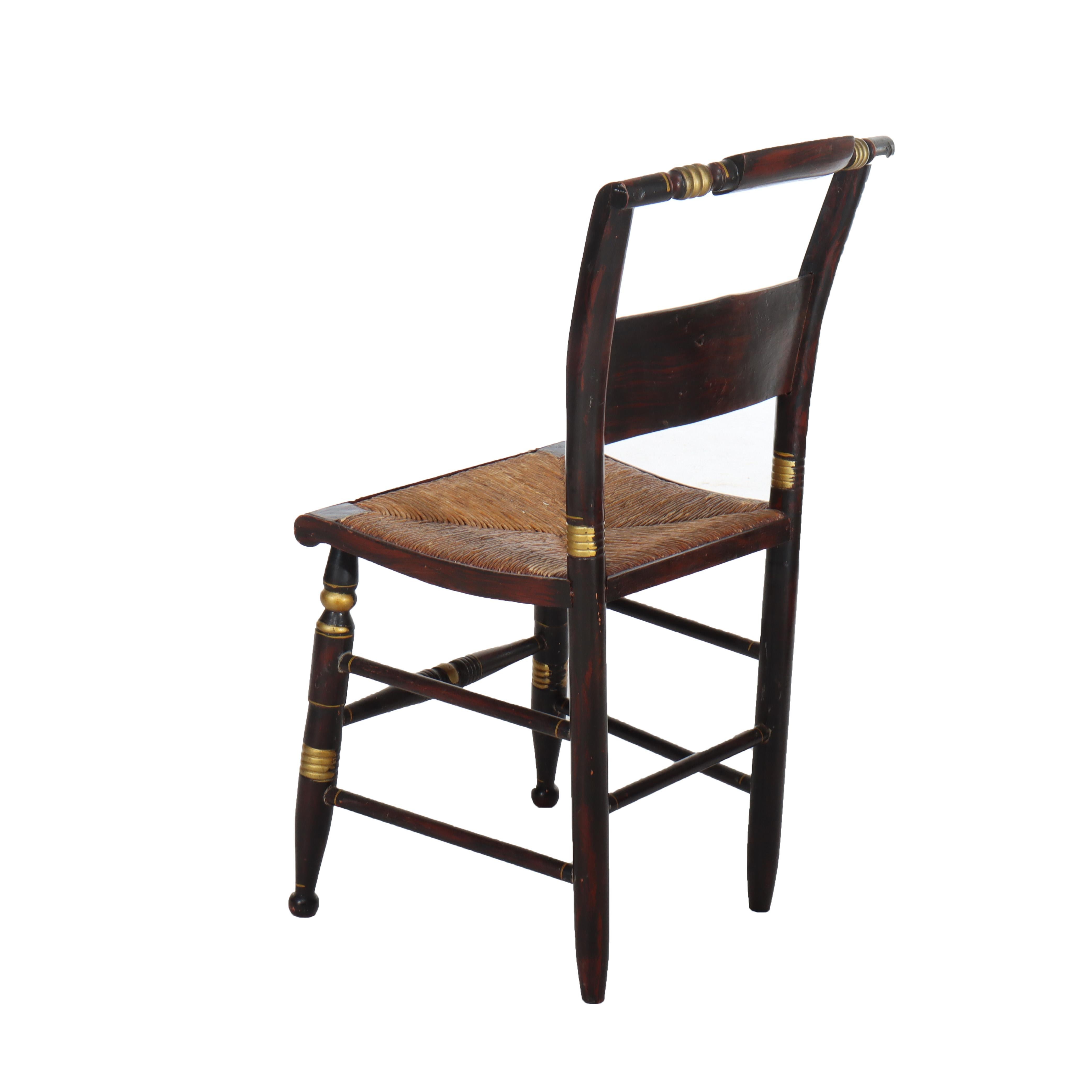 Huit chaises de salle à manger anciennes à dossier arqué, ébonisées, dorées et décorées au pochoir Hitchcock 19e siècle en vente 7