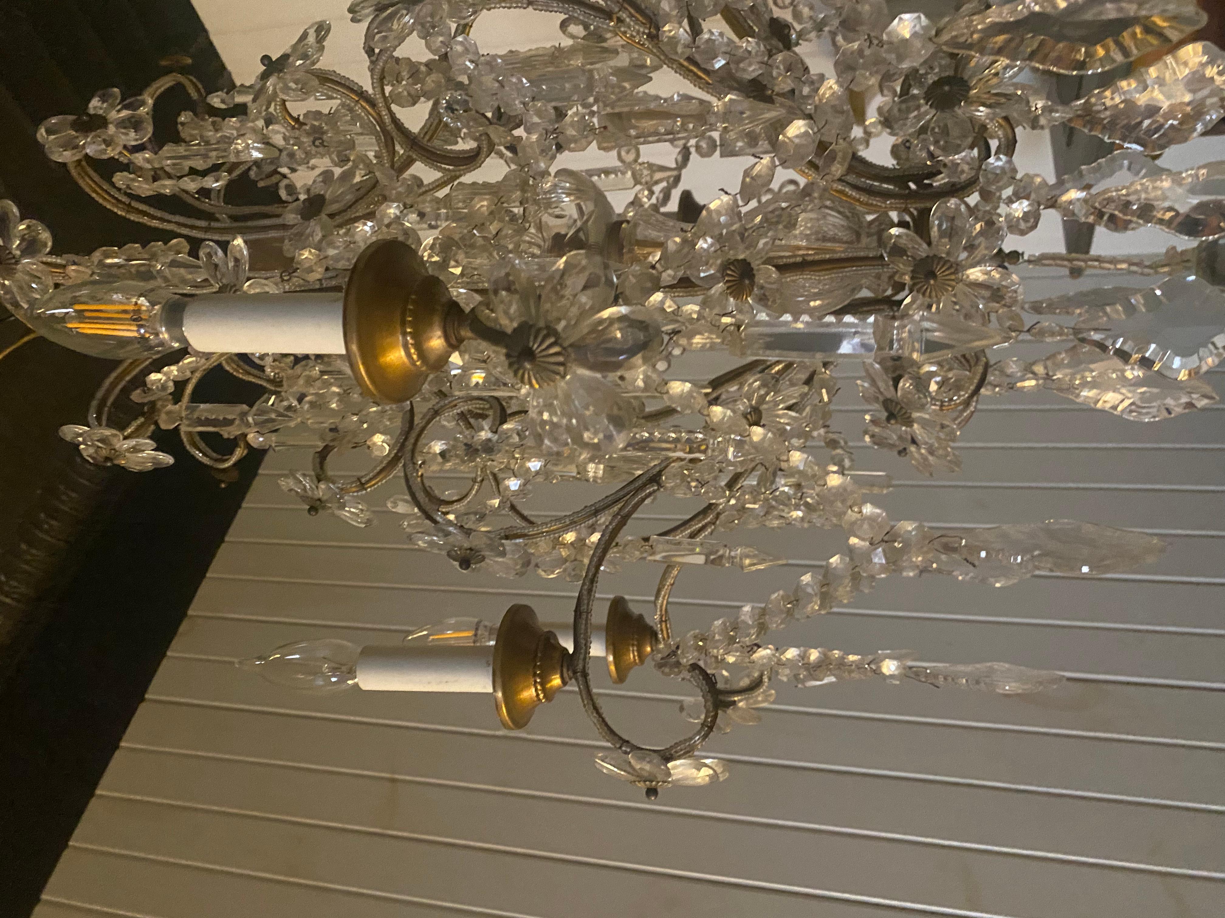 Achtarmiger Kristallkronleuchter im Stil von Maison Bagues, schöner Maßstab. im Zustand „Gut“ im Angebot in Buchanan, MI