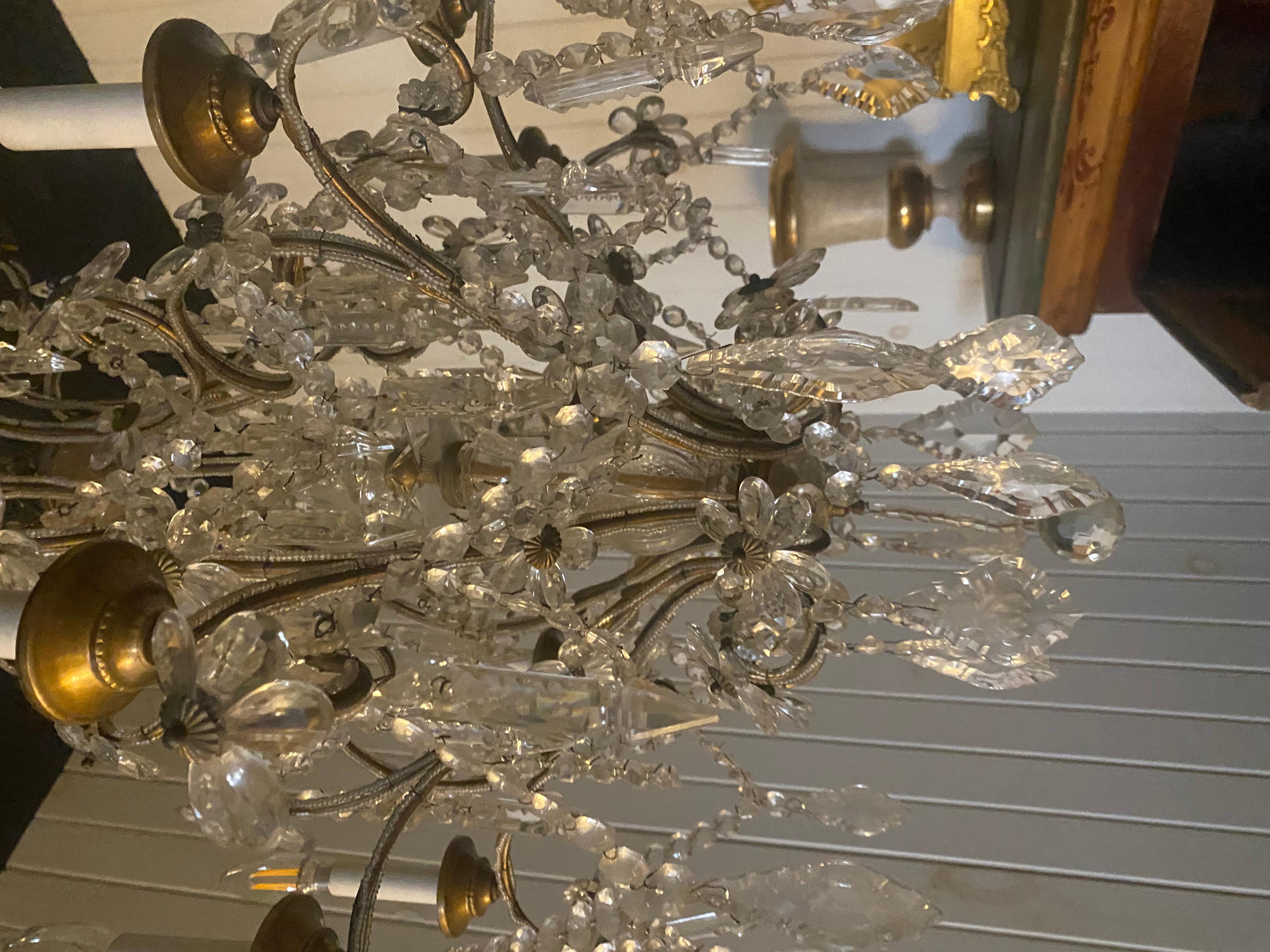 20ième siècle Lustre en cristal à huit bras dans le style de la Maison Bagues, belle échelle. en vente