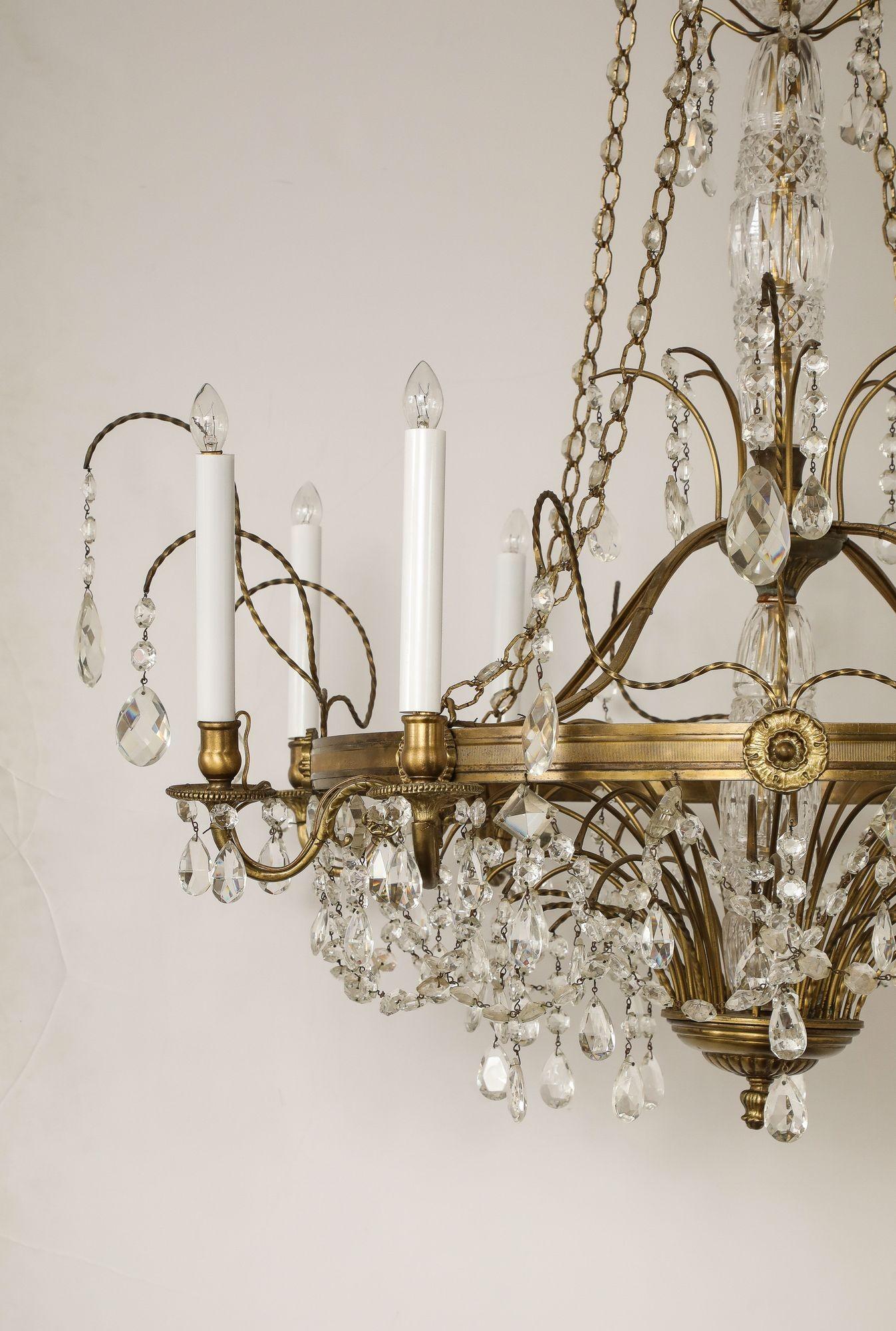 Français Lustre à huit branches en cristal et laiton, début du 20e siècle en vente