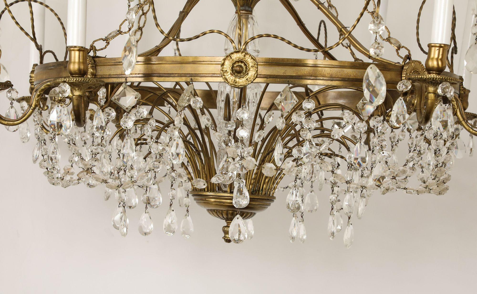 Lustre à huit branches en cristal et laiton, début du 20e siècle Bon état - En vente à South Salem, NY