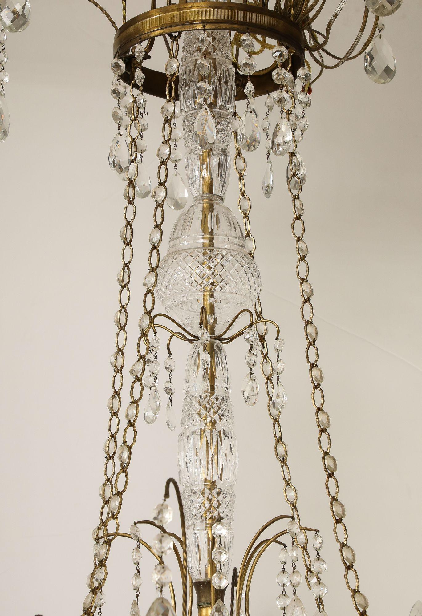 Milieu du XXe siècle Lustre à huit branches en cristal et laiton, début du 20e siècle en vente