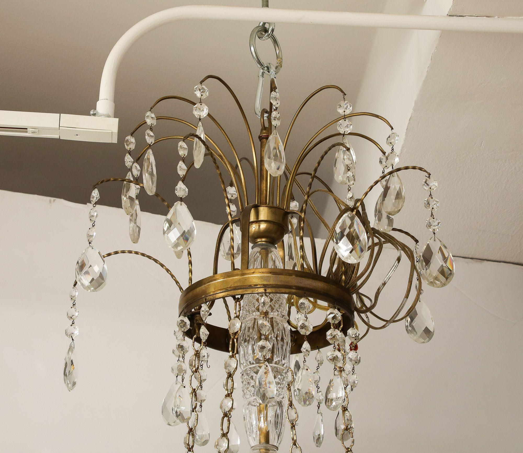 Laiton Lustre à huit branches en cristal et laiton, début du 20e siècle en vente