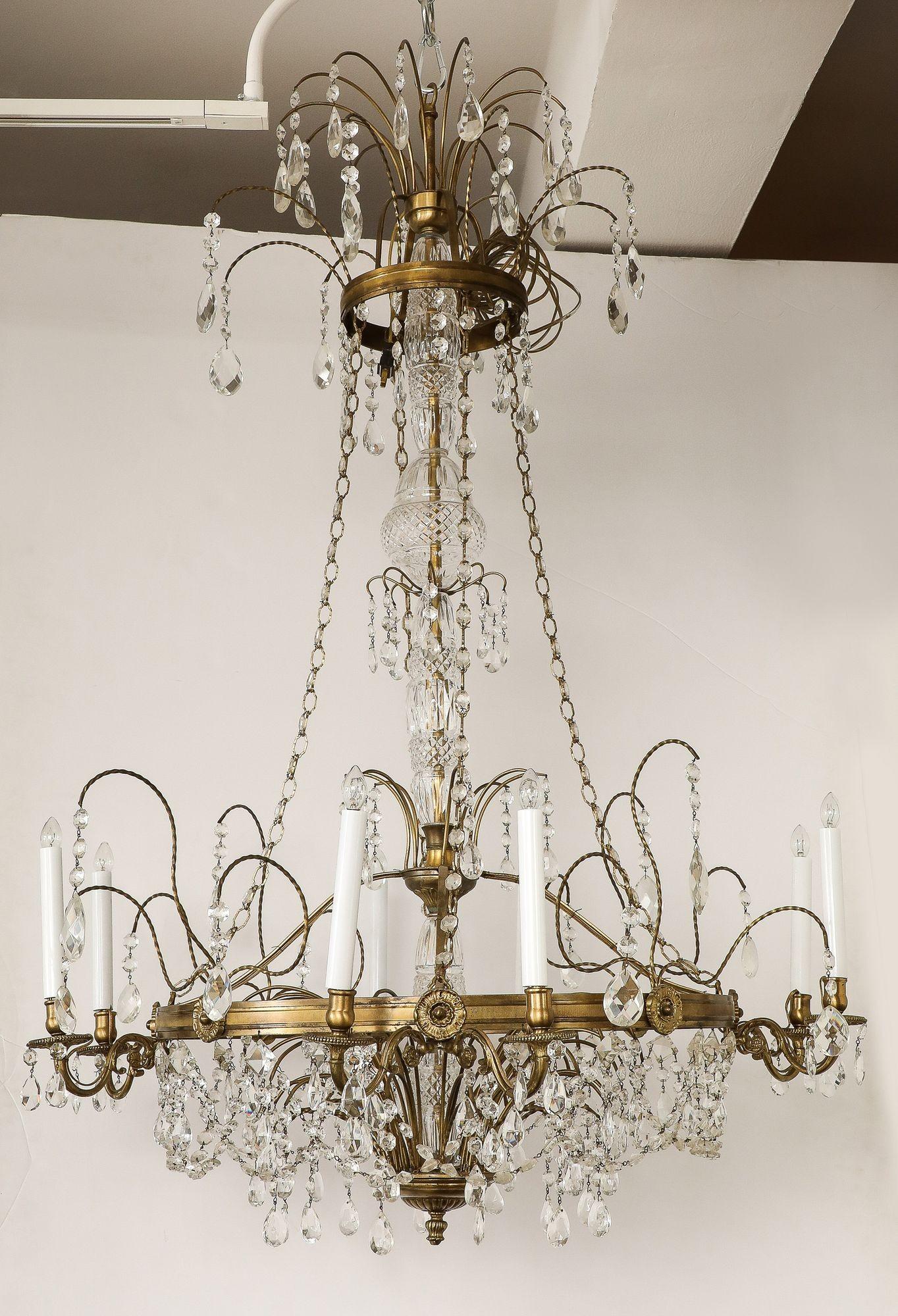 Lustre à huit branches en cristal et laiton, début du 20e siècle en vente 1