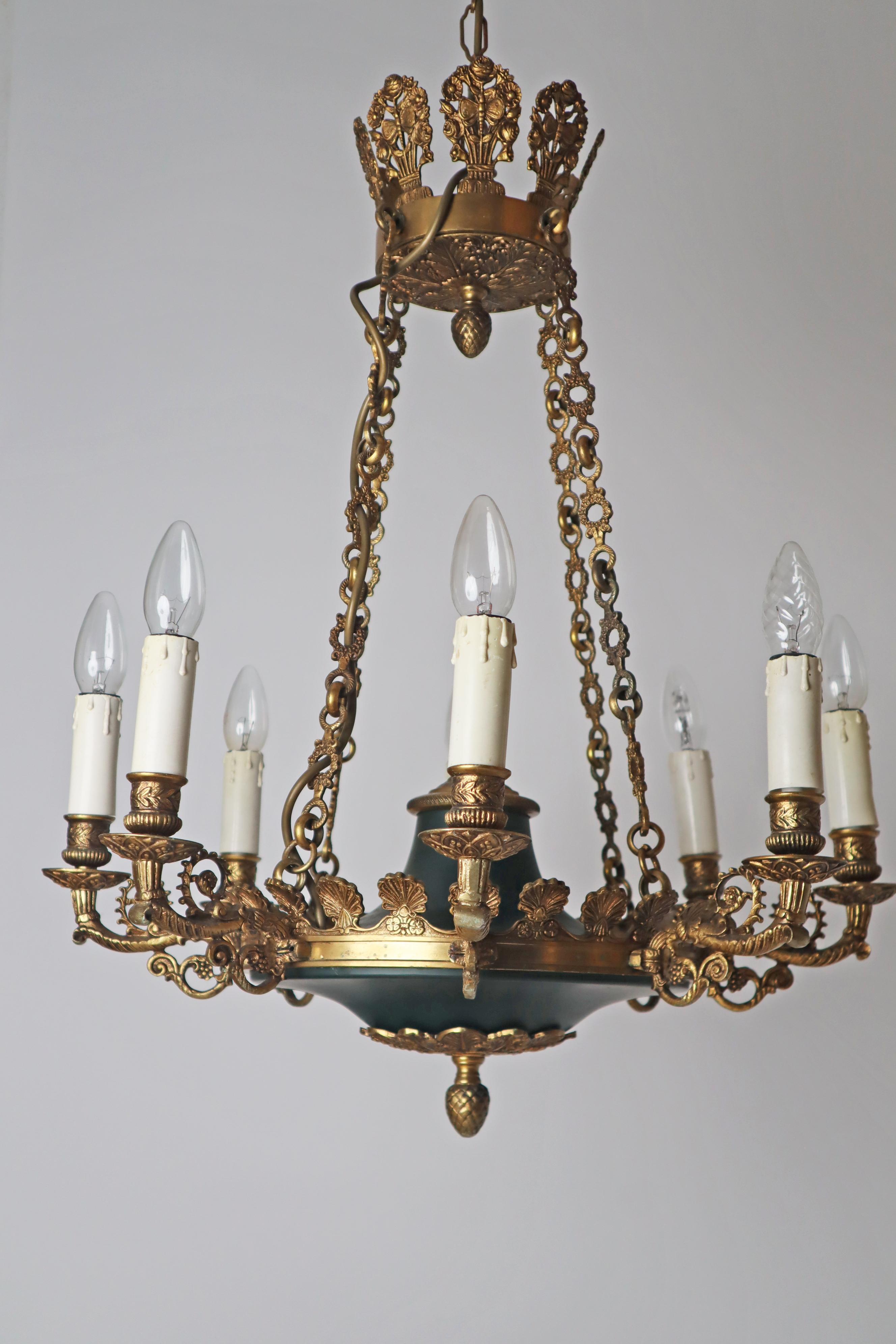 Eight-Armed Royal French Empire Bronze Chandelier in Gold and Forest Green For Sale 11
