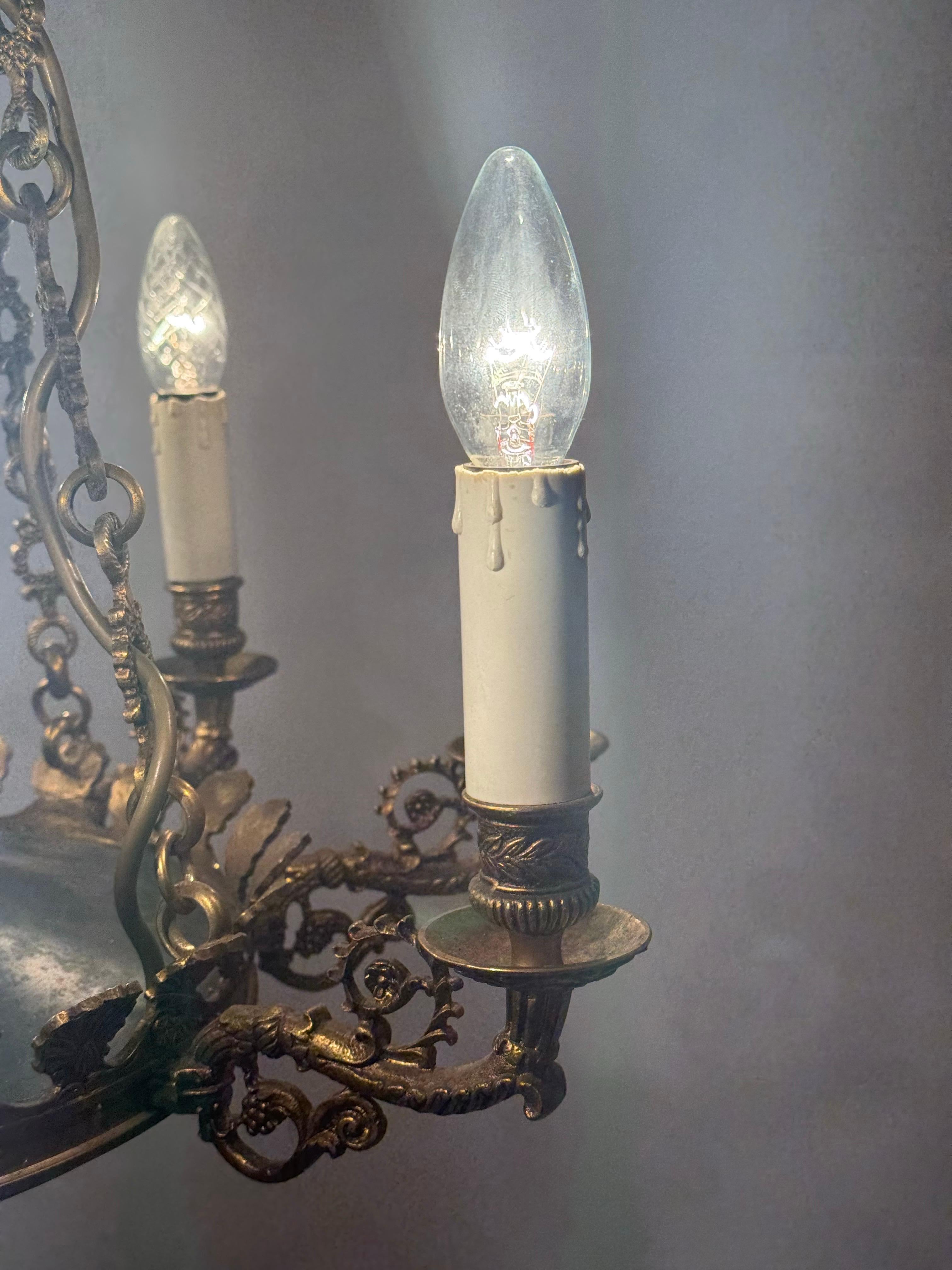 Eight-Armed Royal French Empire Bronze Chandelier in Gold and Forest Green In Good Condition For Sale In Hannover, DE