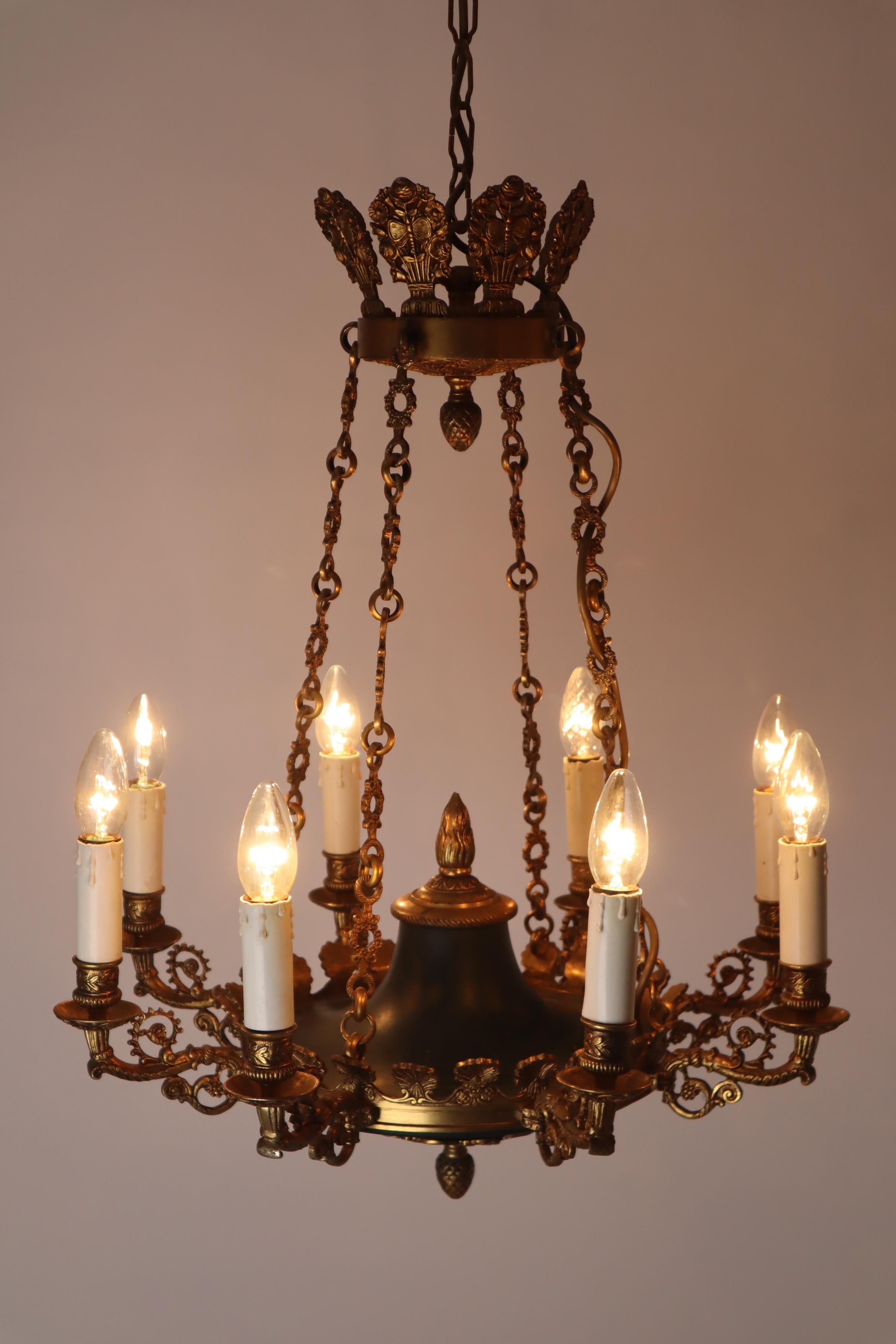 Mid-20th Century Eight-Armed Royal French Empire Bronze Chandelier in Gold and Forest Green For Sale