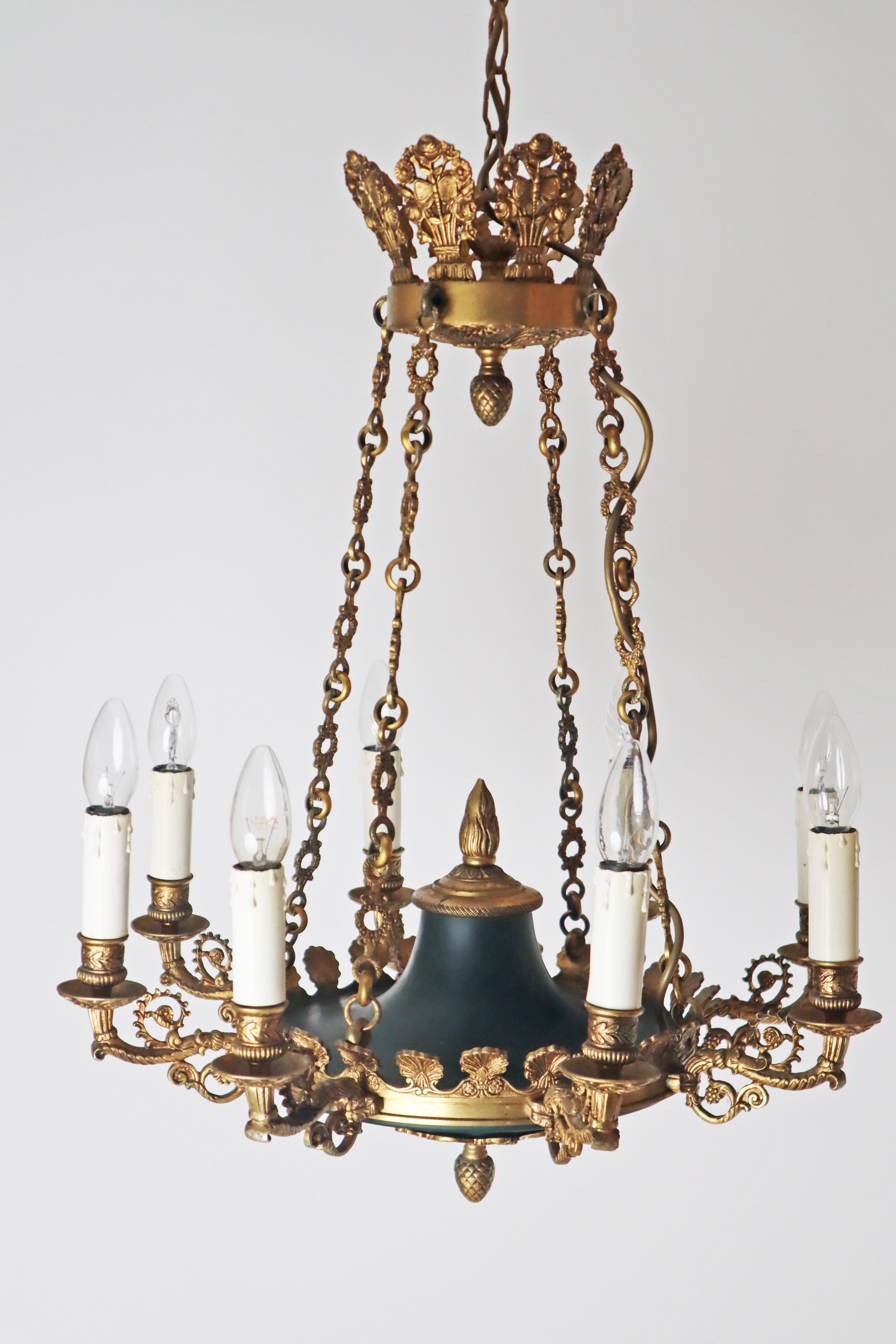 Eight-Armed Royal French Empire Bronze Chandelier in Gold and Forest Green For Sale 1