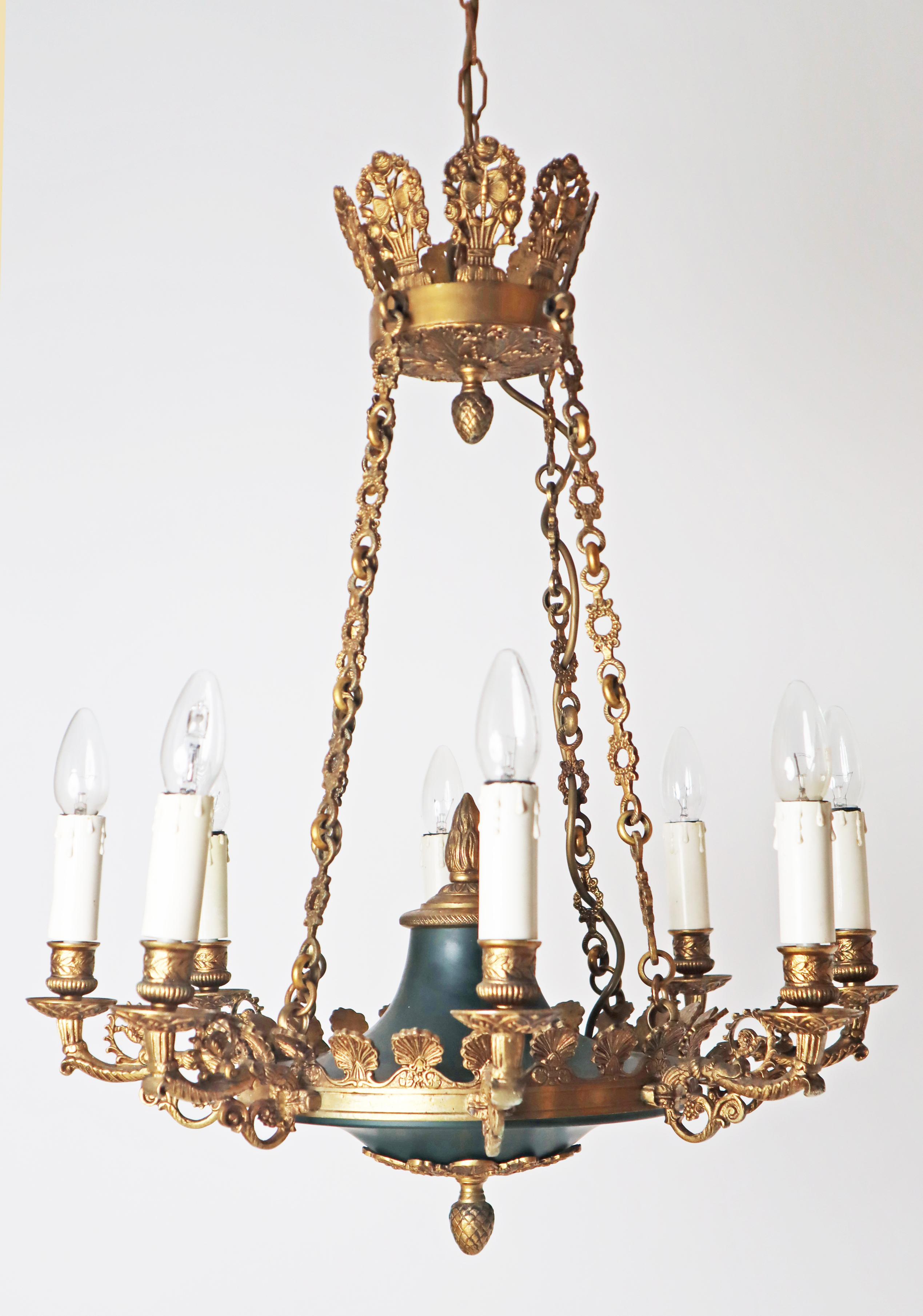 Eight-Armed Royal French Empire Bronze Chandelier in Gold and Forest Green For Sale 2