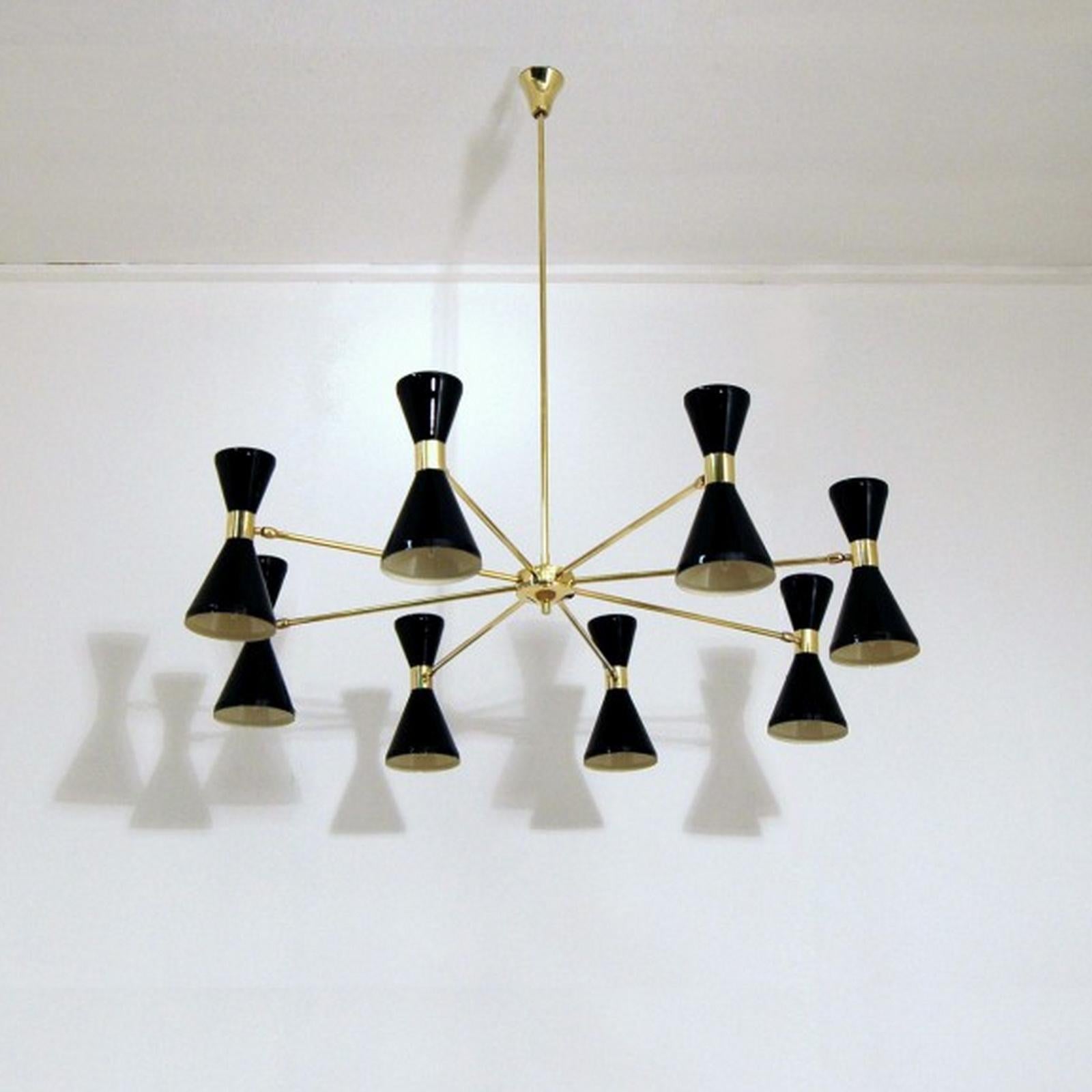 Araña de latón de ocho brazos, pantallas pivotantes, estilo Stilnovo.
Luz arriba y abajo, persianas pivotantes para ajustar la distribución de la luz en la habitación. Personalizable en colores y dimensiones. 
Dimensiones:
Diámetro 140 cm, altura