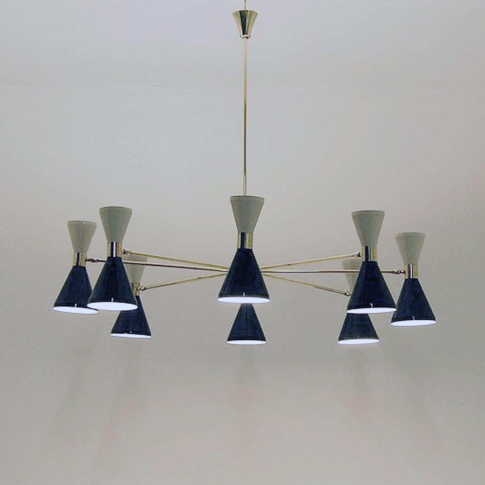 Araña de latón de ocho brazos, pantallas pivotantes, estilo Stilnovo.
Luz arriba y abajo, persianas pivotantes para ajustar la distribución de la luz en la habitación. Personalizable en colores y dimensiones. 
Dimensiones:
Diámetro 140 cm, altura