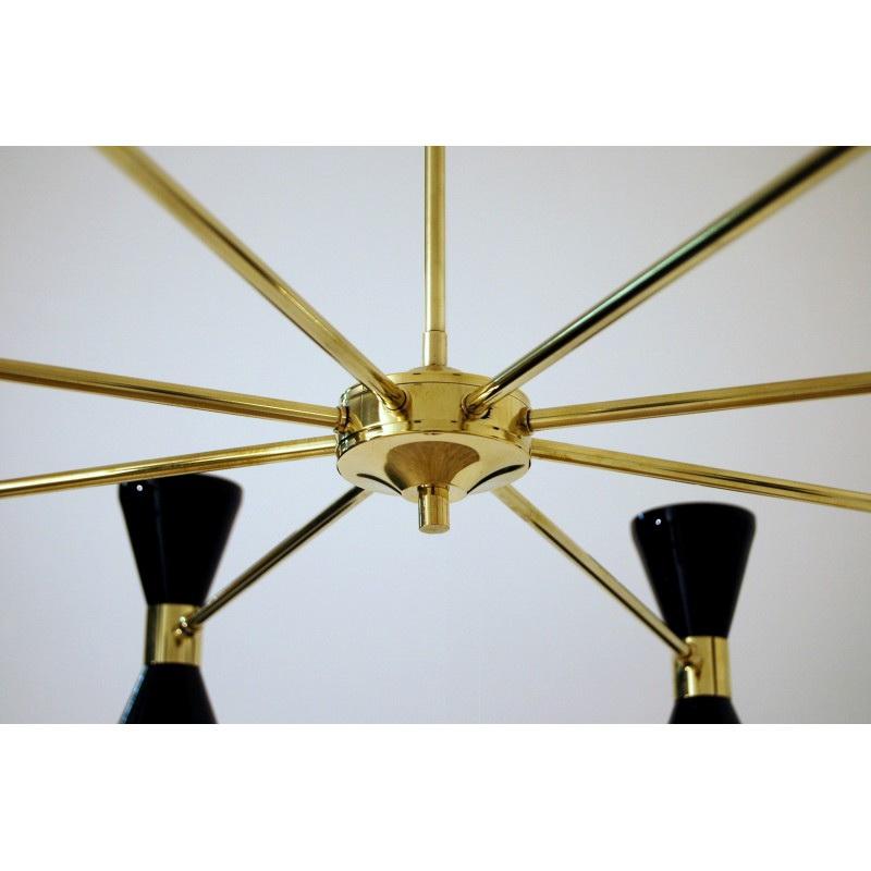 Araña de latón de ocho brazos, pantallas pivotantes, estilo Stilnovo, dieciséis bombillas Siglo XXI y contemporáneo en venta