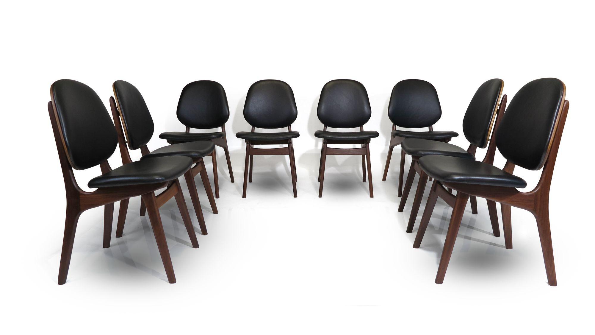 Ensemble de huit chaises de salle à manger du milieu du siècle conçues par Arne Hovmand Olsen, modèle 75, vers 1955 Danemark. Les chaises sont fabriquées à partir de cadres en teck massif, avec des dossiers rembourrés et une menuiserie en laiton