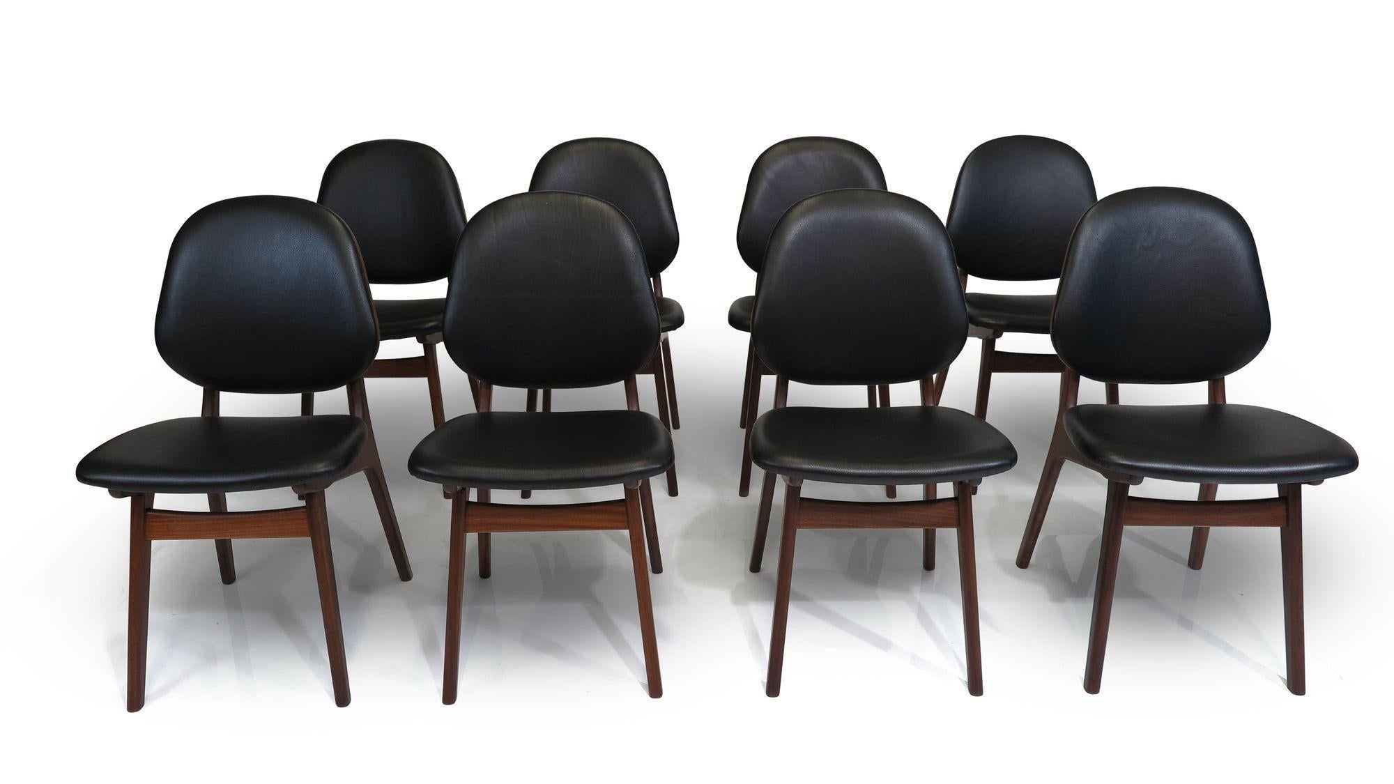 Huilé Huit chaises de salle à manger danoises en cuir noir Arne Hovmand-Olsen en vente