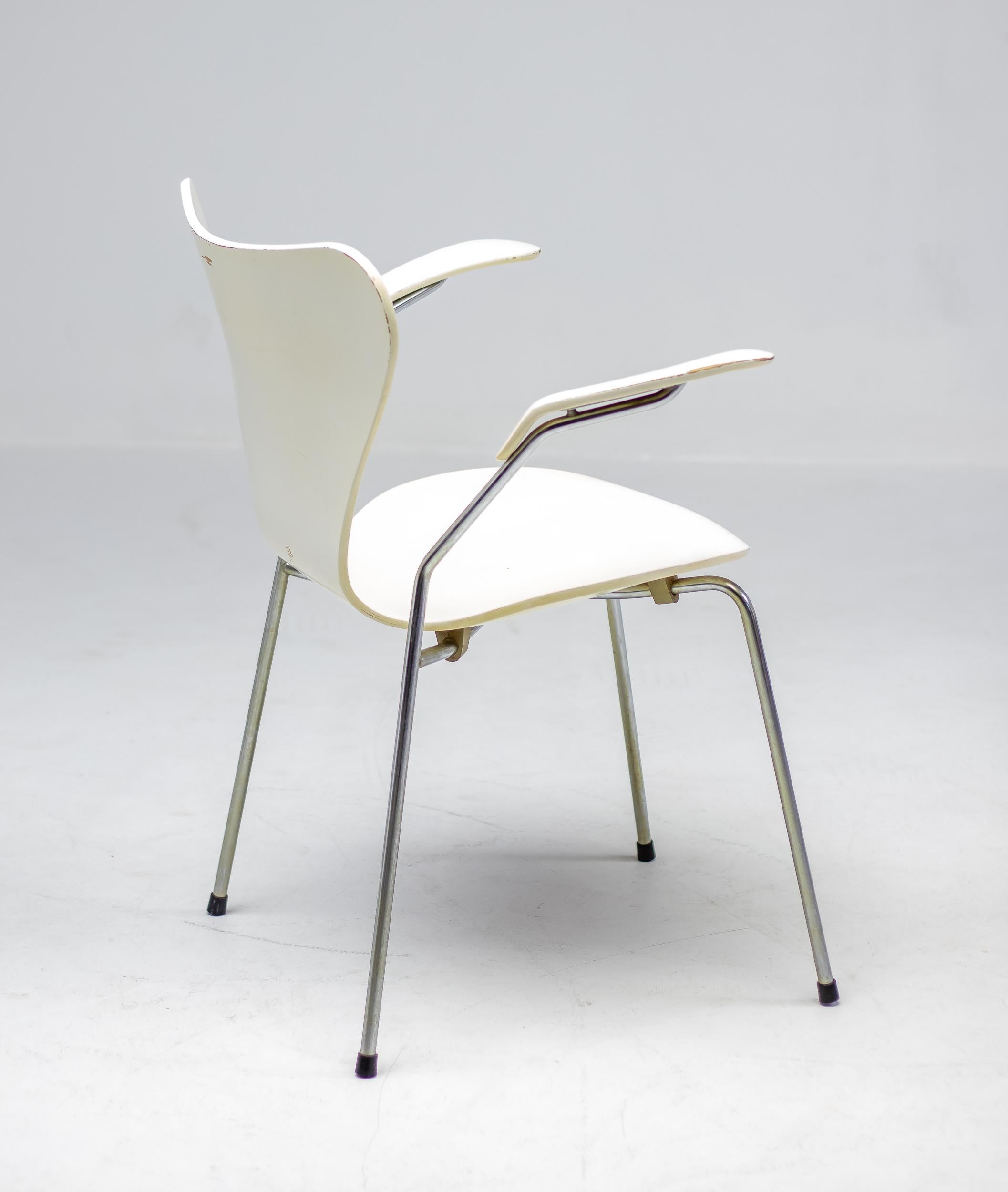 Scandinave moderne Huit chaises Arne Jacobsen 3207 et 3107, Fritz Hansen, Danemark, 1973 en vente