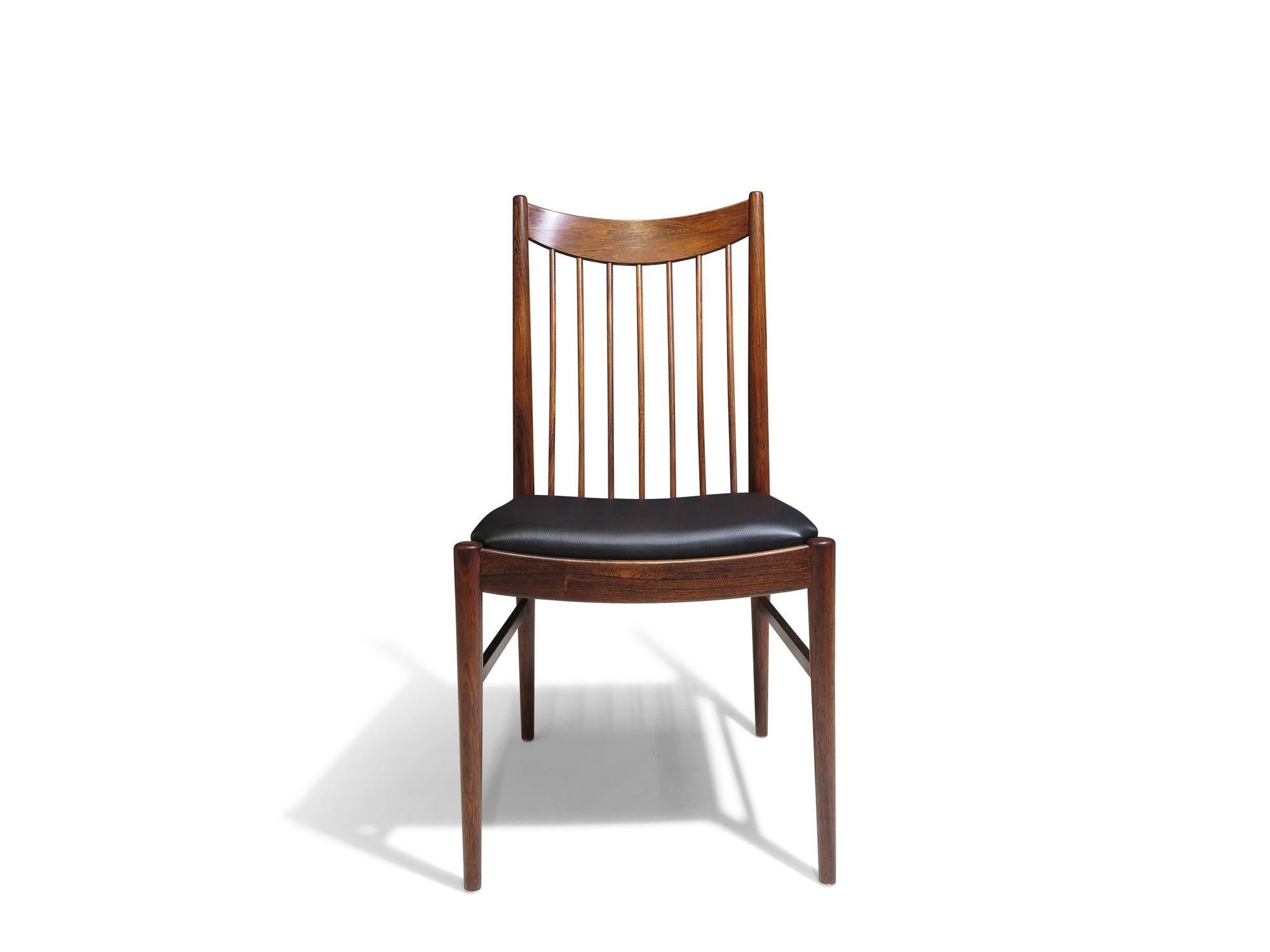 Set di otto (8) sedie da pranzo con schienale alto Model 422 in legno di palissandro con schienale a fuso verticale, disegnate da Arne Vodder per Helge Sibast, Danimarca, anni '60. Sedili rivestiti di recente in pelle nera con nuova schiuma e