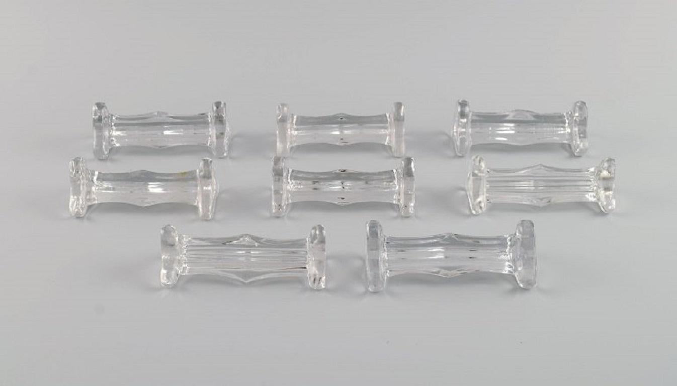 Acht Art-Déco-Messerablagen in klarem Kunstglas. Frankreich, 1930er / 40er Jahre.
Maße: 9 x 3 cm.
Hervorragender Zustand mit Mikroscherben.