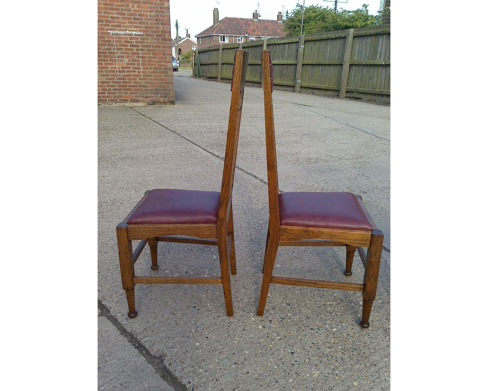 Arts and Crafts Huit chaises de salle à manger Arts & Crafts de style Glasgow en chêne à haut dossier avec sièges en cuir en vente