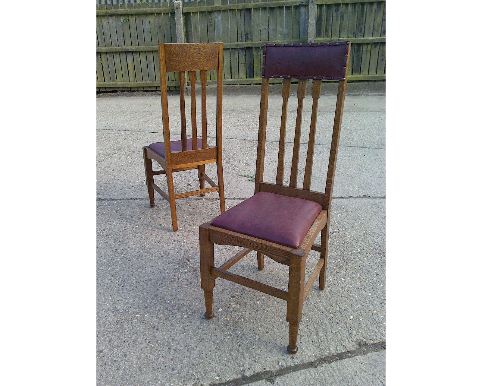 Fait main Huit chaises de salle à manger Arts & Crafts de style Glasgow en chêne à haut dossier avec sièges en cuir en vente