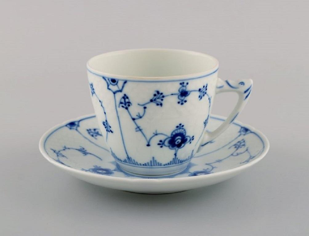 Acht Bing & Grøndahl Blau geriffelte Kaffeetassen mit Untertassen. Modellnummer 305. Mitte des 20. Jahrhunderts.
Die Tasse misst: 7.7 x 6,5 cm.
Durchmesser der Untertasse: 13,8 cm.
In ausgezeichnetem Zustand.
Gestempelt.
1. Fabrikqualität.