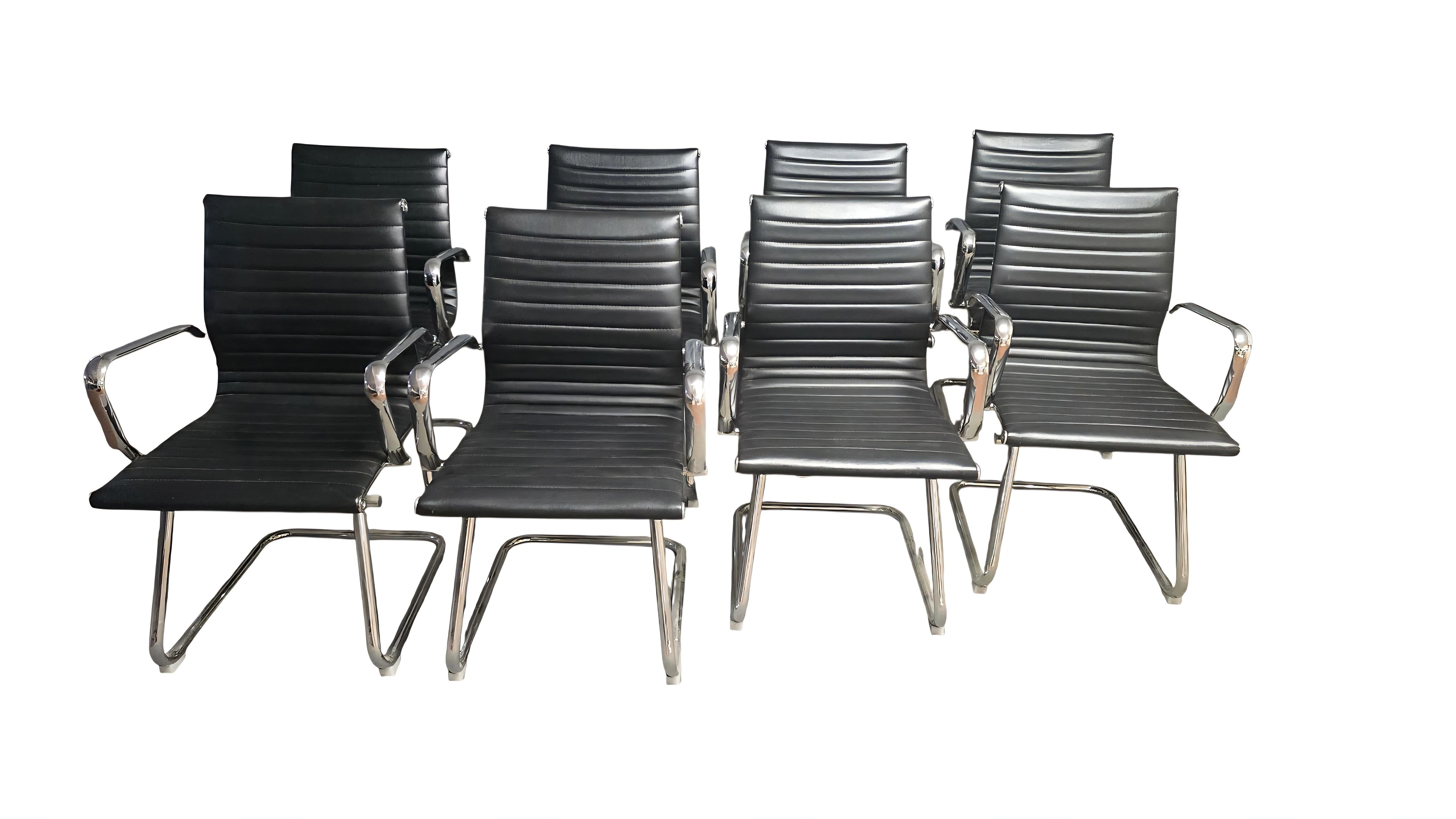 Acht schwarze gehämmerte Lederstühle im Stil von Charles Eames 1980 im Angebot 3