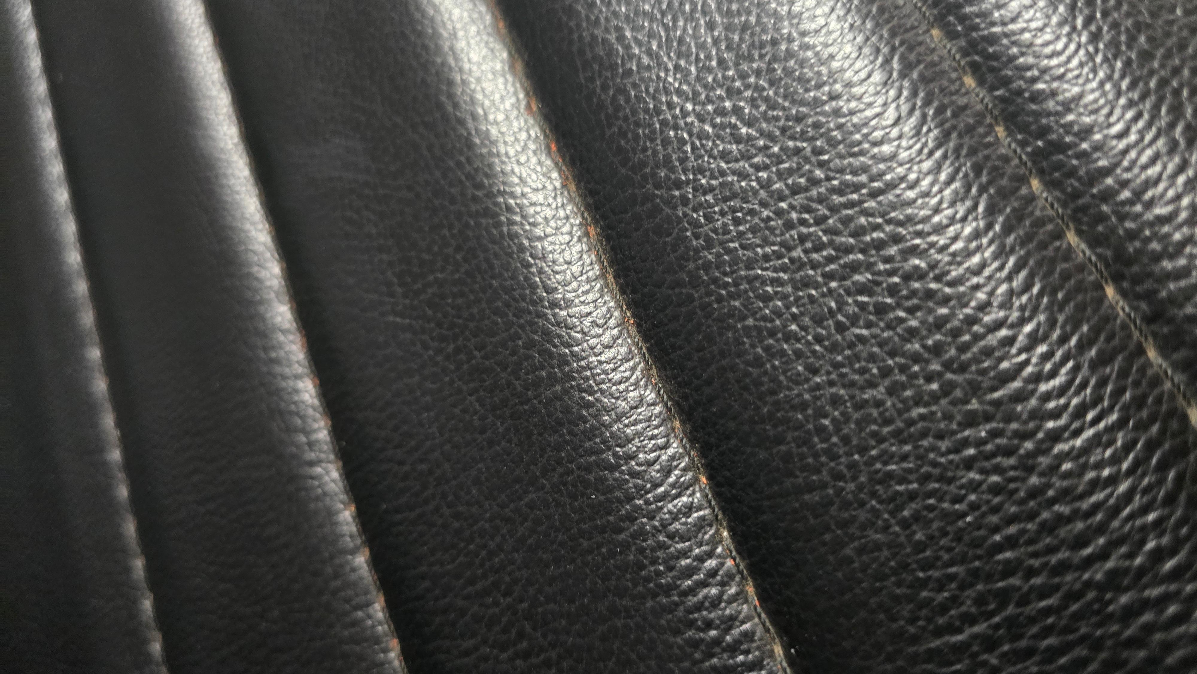 Acht schwarze gehämmerte Lederstühle im Stil von Charles Eames 1980 im Angebot 5