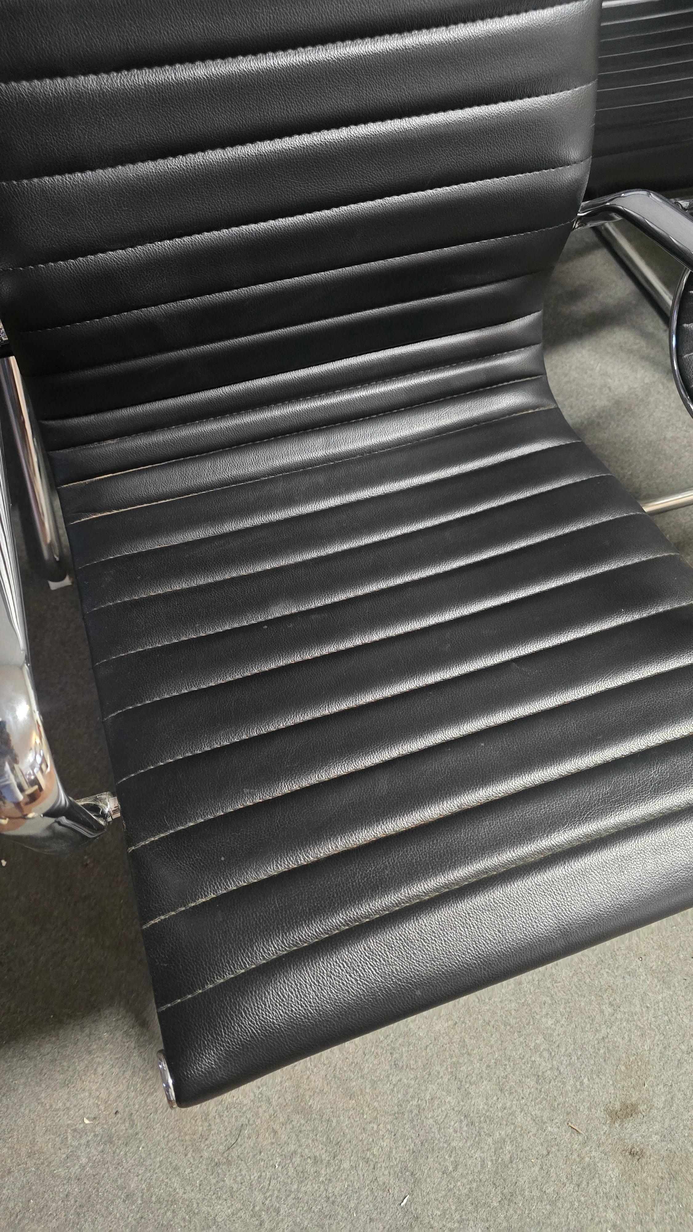 Acht schwarze gehämmerte Lederstühle im Stil von Charles Eames 1980 im Angebot 7