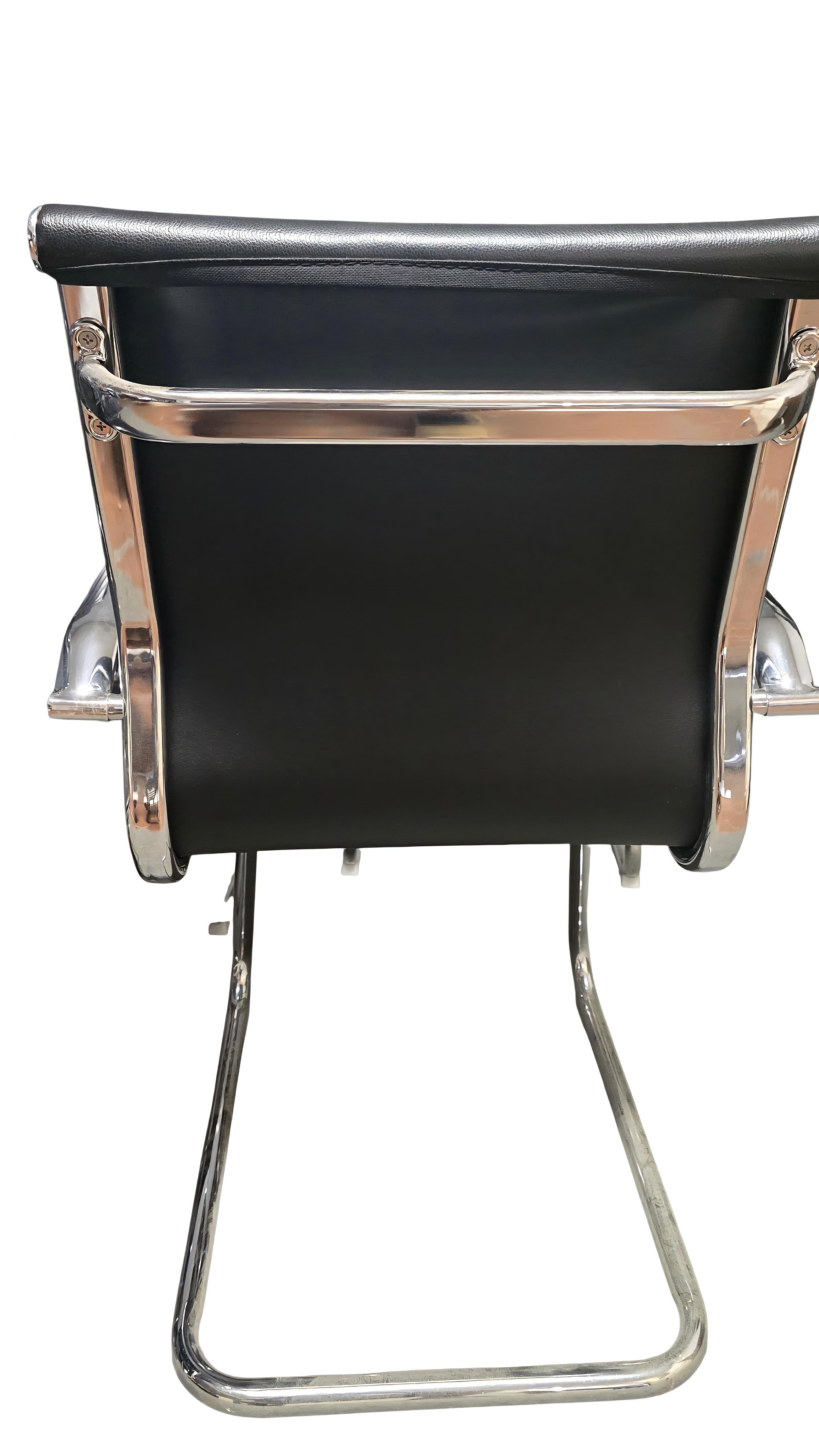 Acht zeitgenössische Stühle aus dem Jahr 1980, die auf den Stil von Charles Eames zurückgehen, sind ein überzeugendes Beispiel für die Synthese zwischen Ästhetik und Funktionalität, die das Design der späten Moderne prägte. Der Bezug aus schwarzem,
