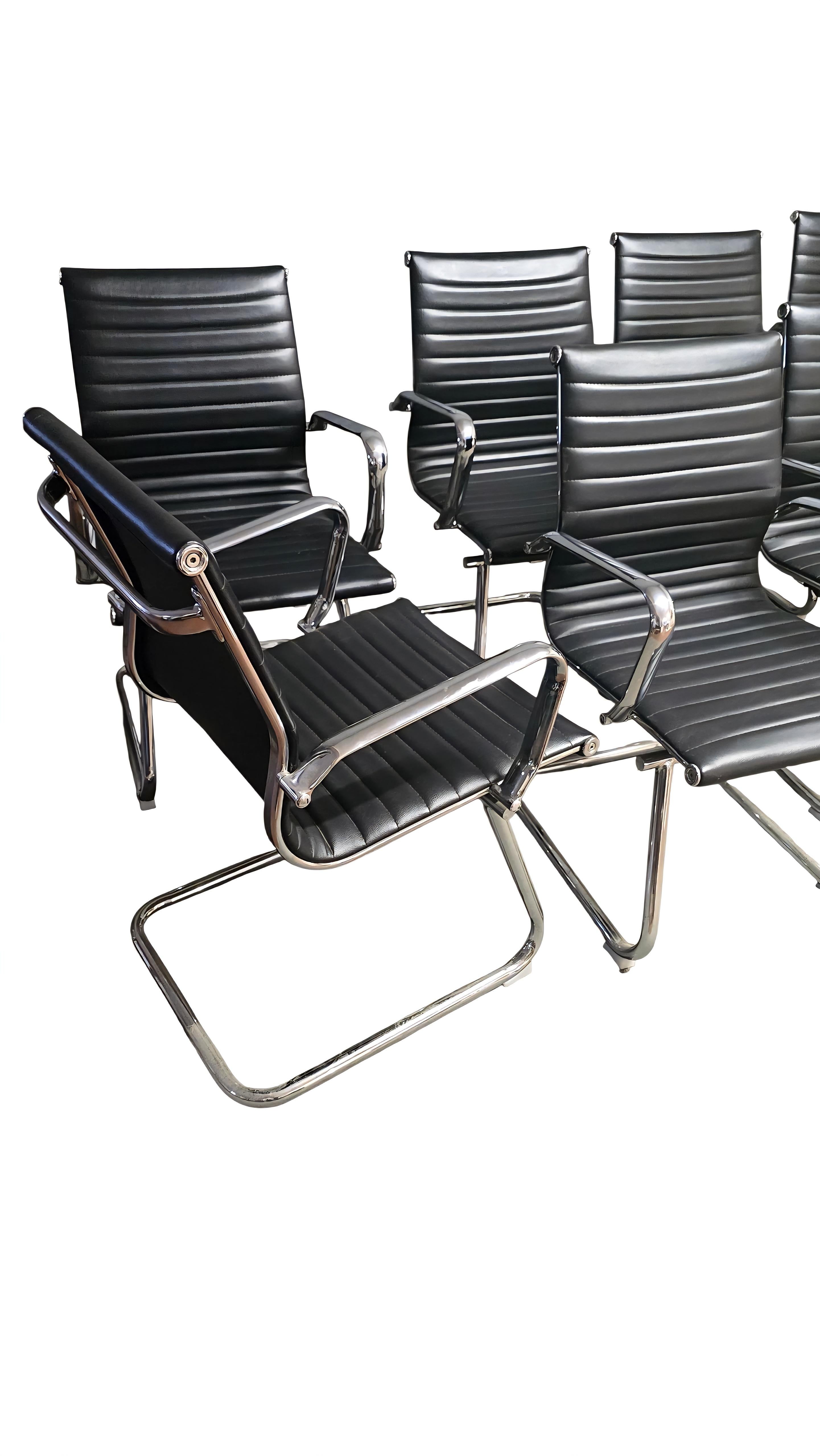 Acht schwarze gehämmerte Lederstühle im Stil von Charles Eames 1980 (Moderne) im Angebot