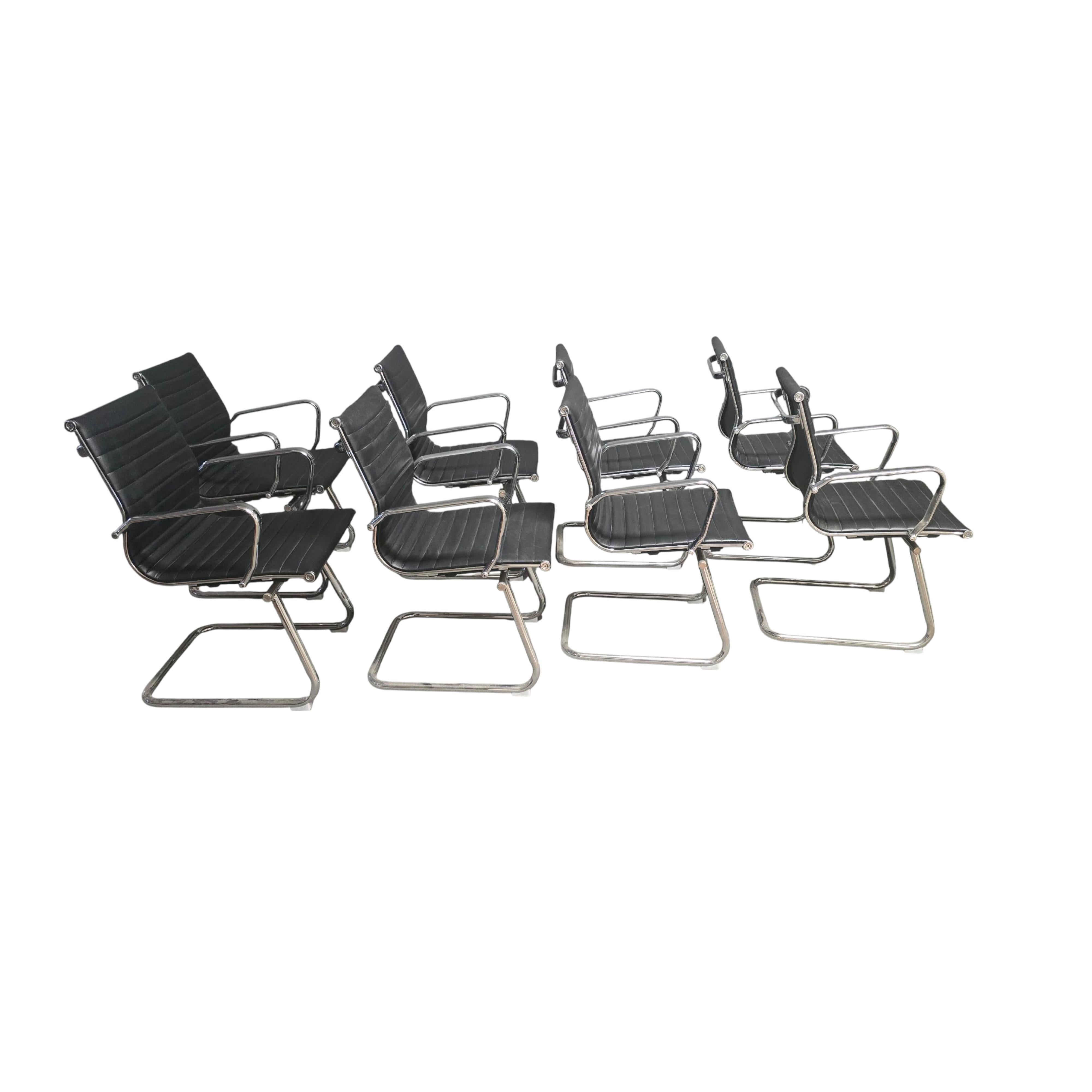 Acht schwarze gehämmerte Lederstühle im Stil von Charles Eames 1980 (Italian) im Angebot