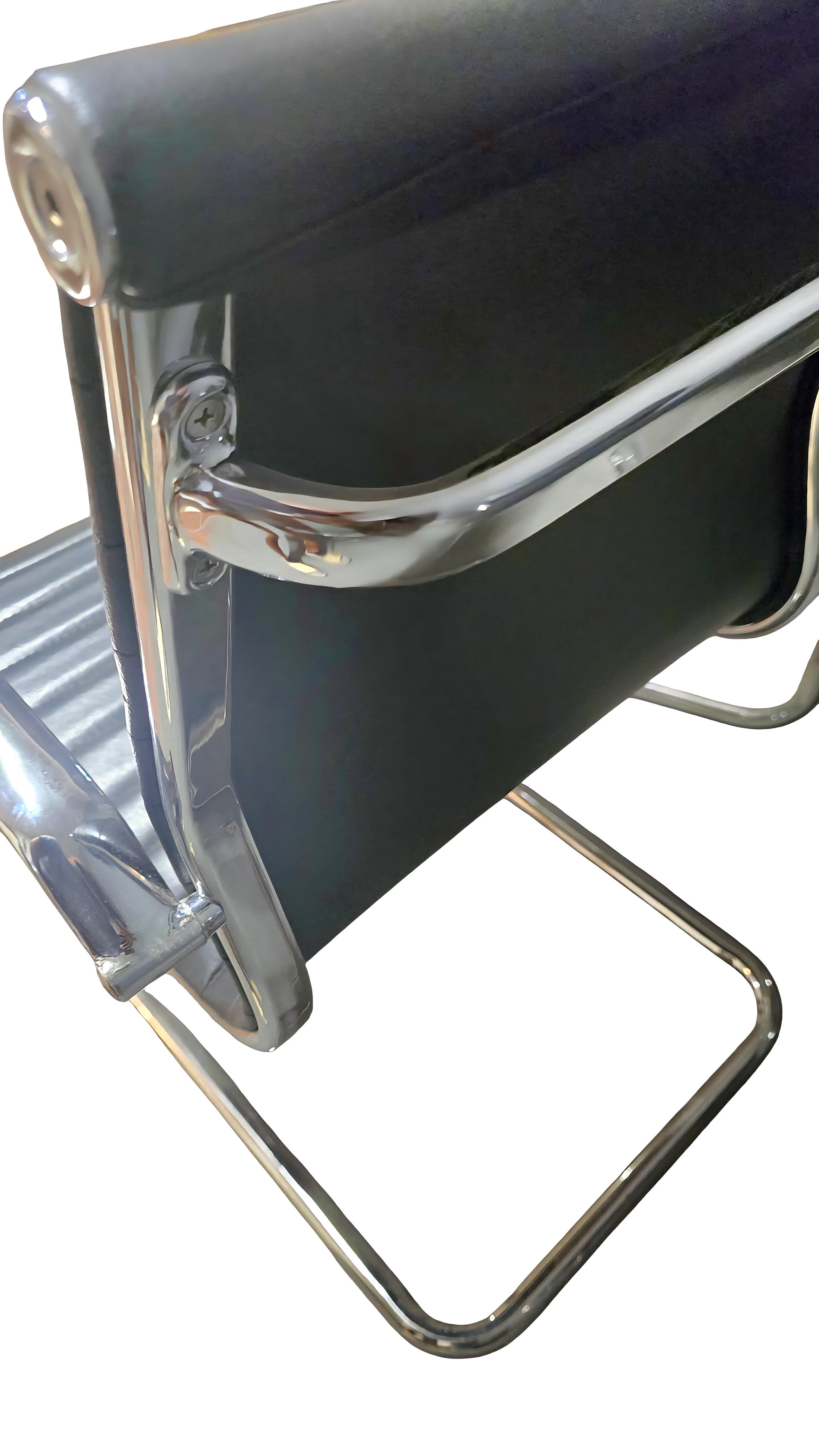 Acht schwarze gehämmerte Lederstühle im Stil von Charles Eames 1980 im Zustand „Gut“ im Angebot in Guazzora, IT