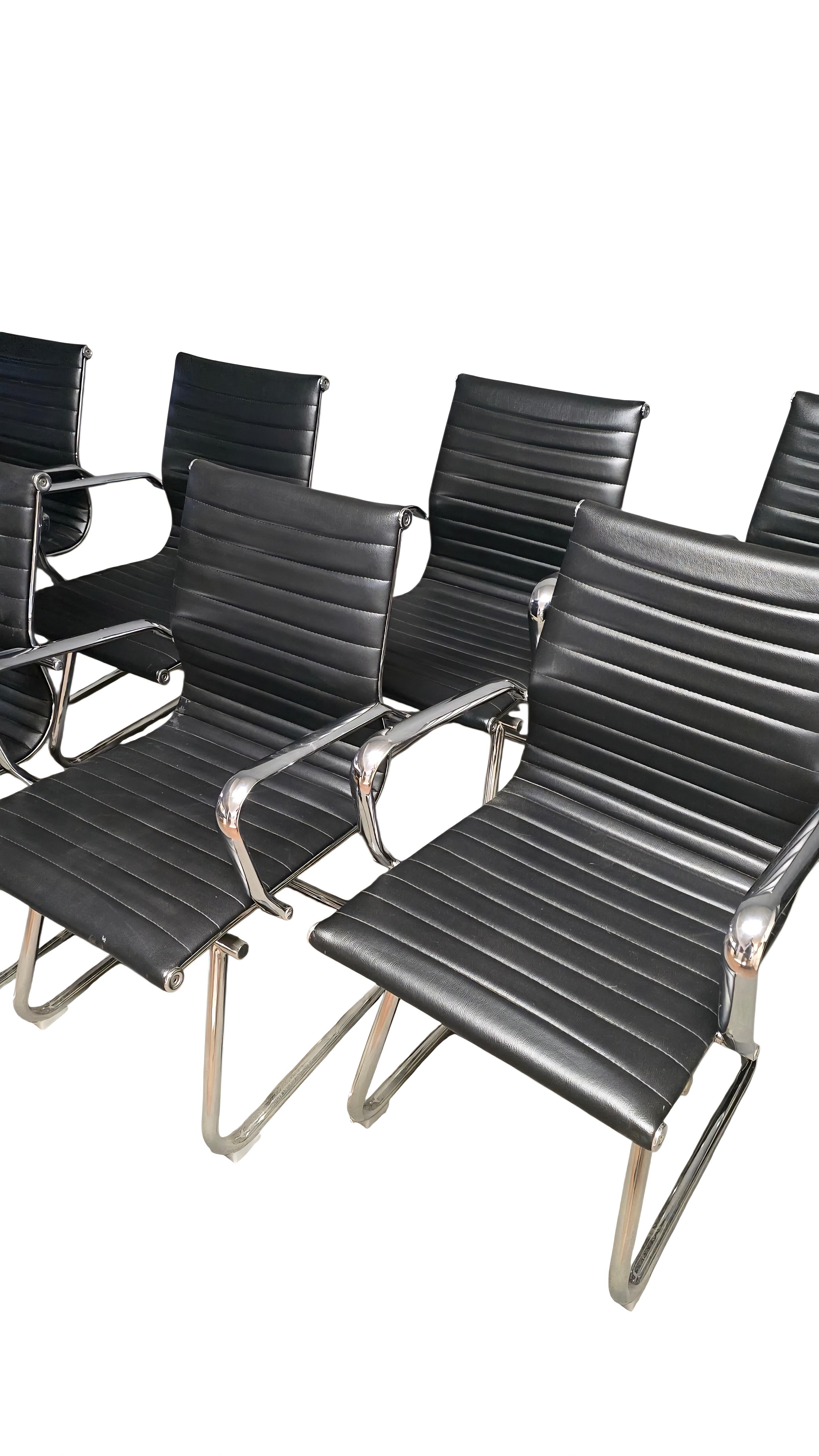 Acht schwarze gehämmerte Lederstühle im Stil von Charles Eames 1980 (Late 20th Century) im Angebot