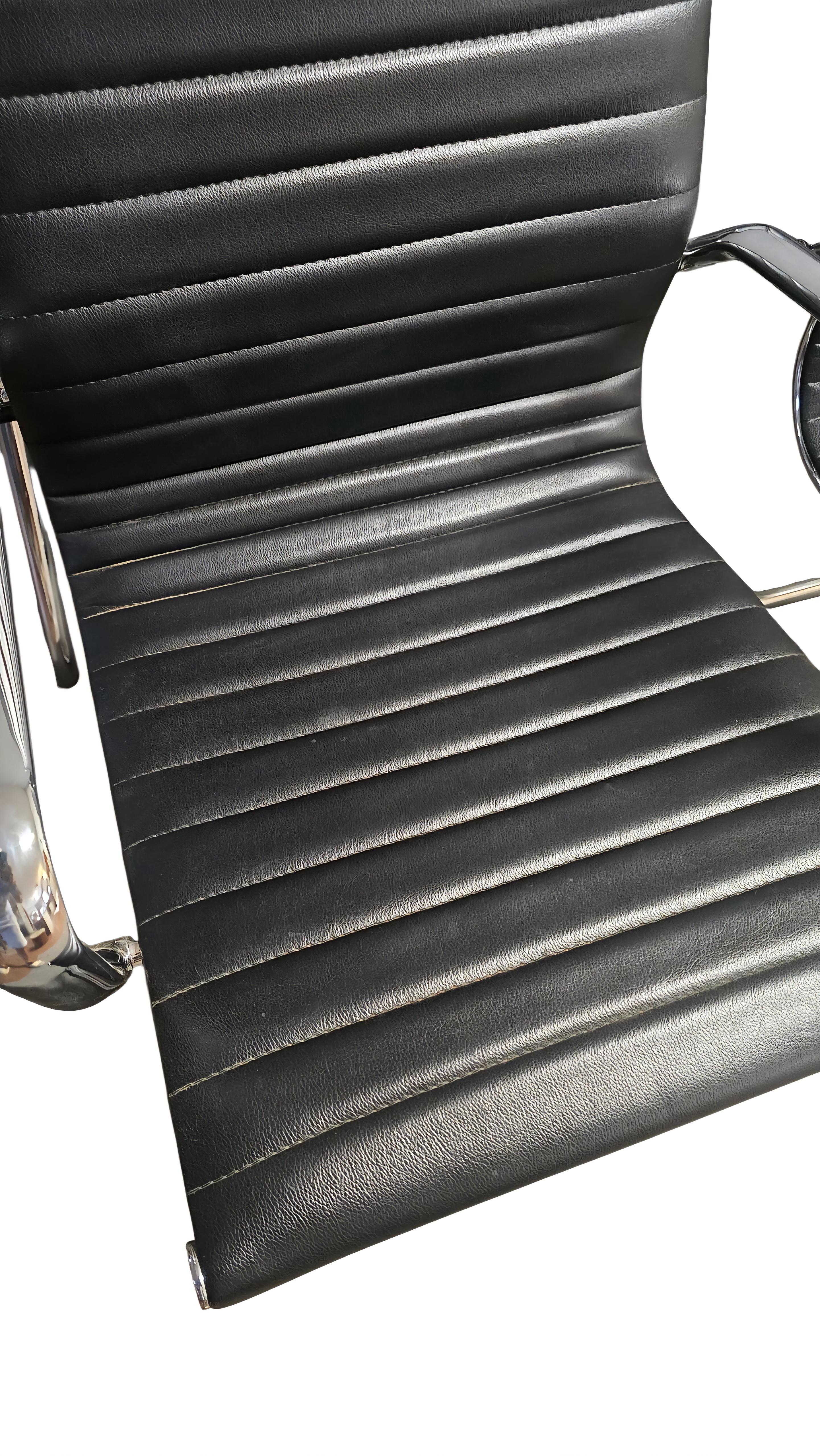 Acht schwarze gehämmerte Lederstühle im Stil von Charles Eames 1980 (Stahl) im Angebot