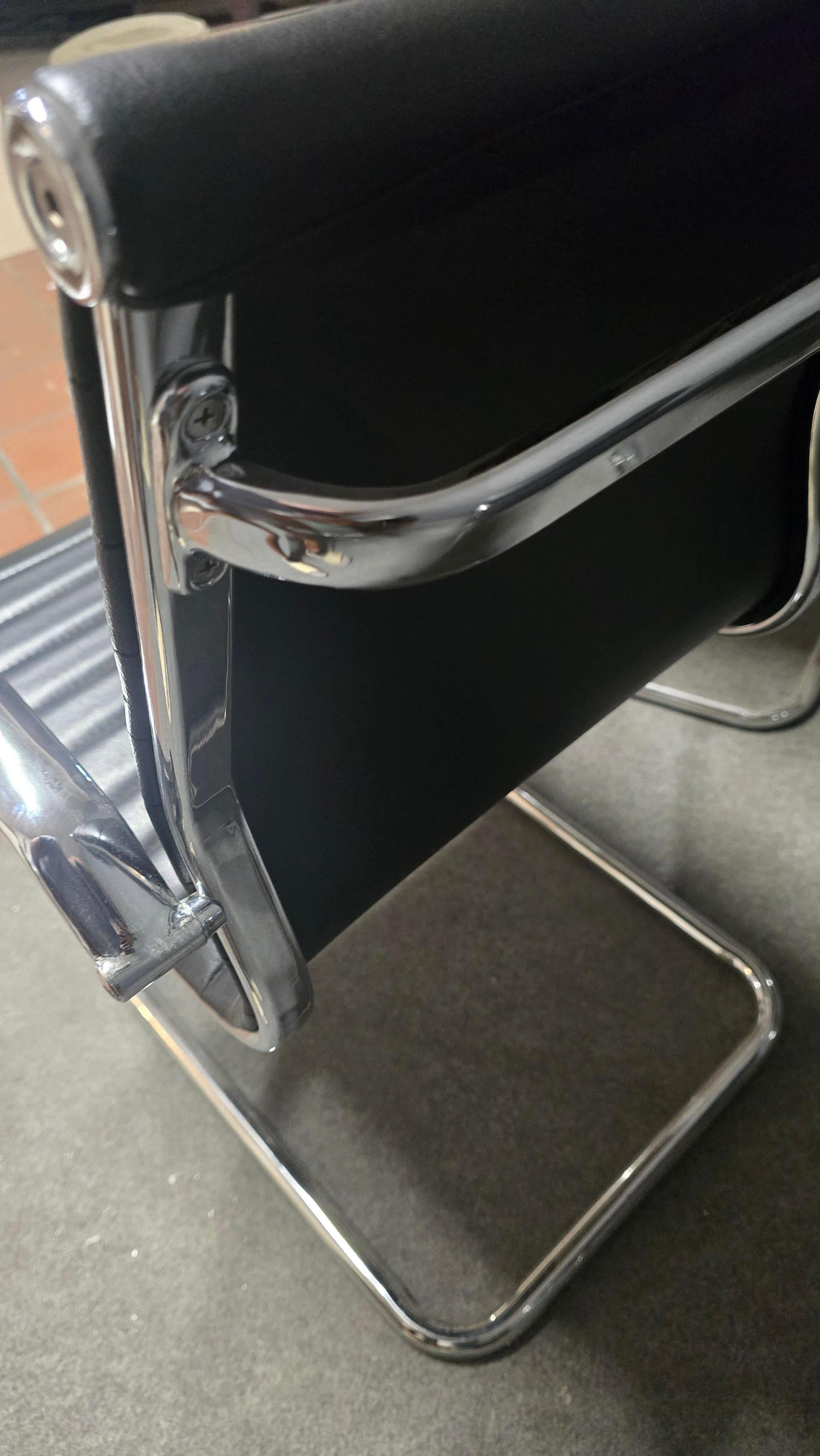Acht schwarze gehämmerte Lederstühle im Stil von Charles Eames 1980 im Angebot 2
