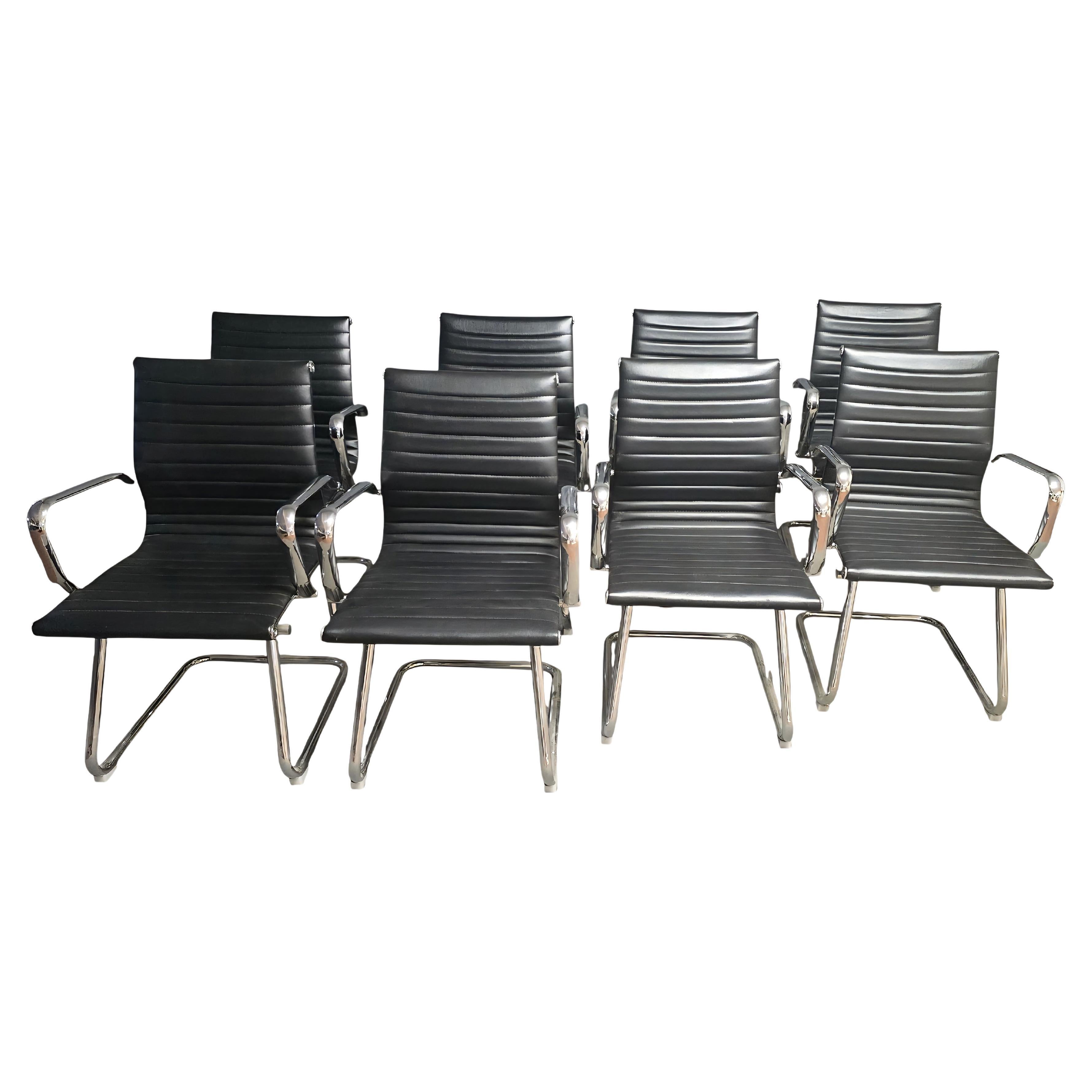 Acht schwarze gehämmerte Lederstühle im Stil von Charles Eames 1980 im Angebot