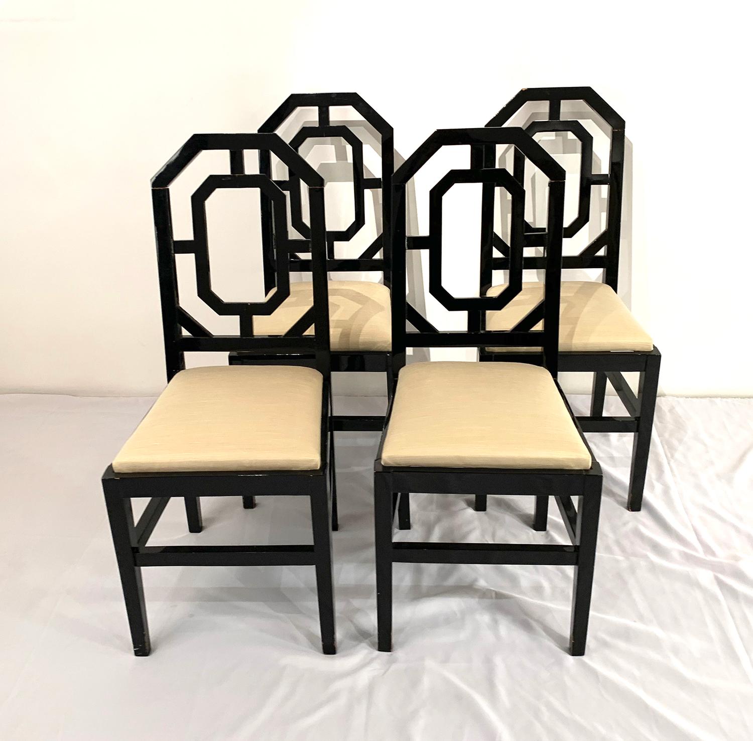 Very beautiful set of eight black lacquered wooden chairs, 1970s.

Trés belle ensemble de huit chaises en bois laquées noir, 1970s.