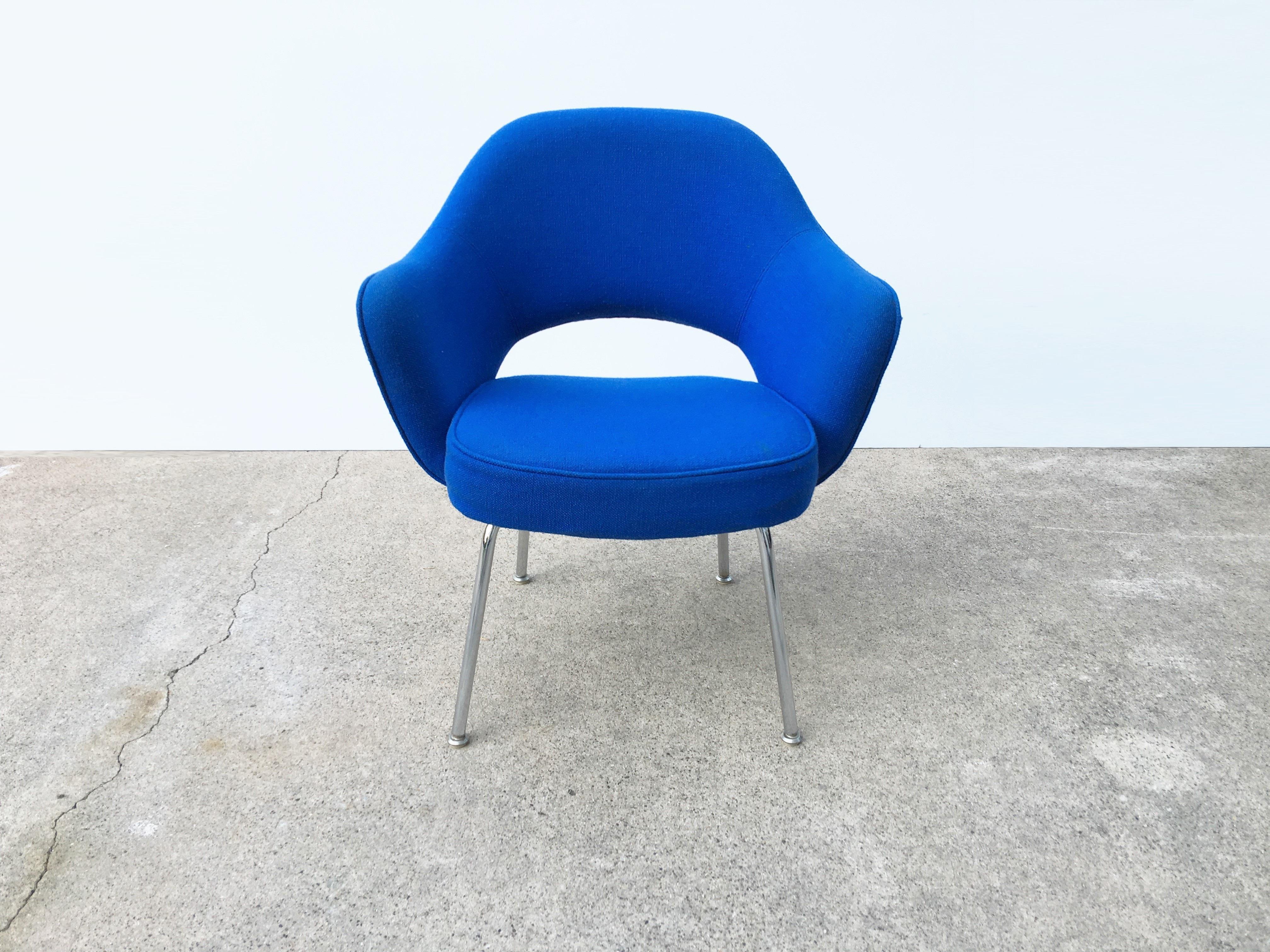 Eight very comfortable Knoll Eero Saarinen Executive dining armchairs retaining its original blue upholstery with minor fading. Can be used as-is, new upholstery is recommended. Knoll label on bottom of seat. 

Featured in nearly all Florence